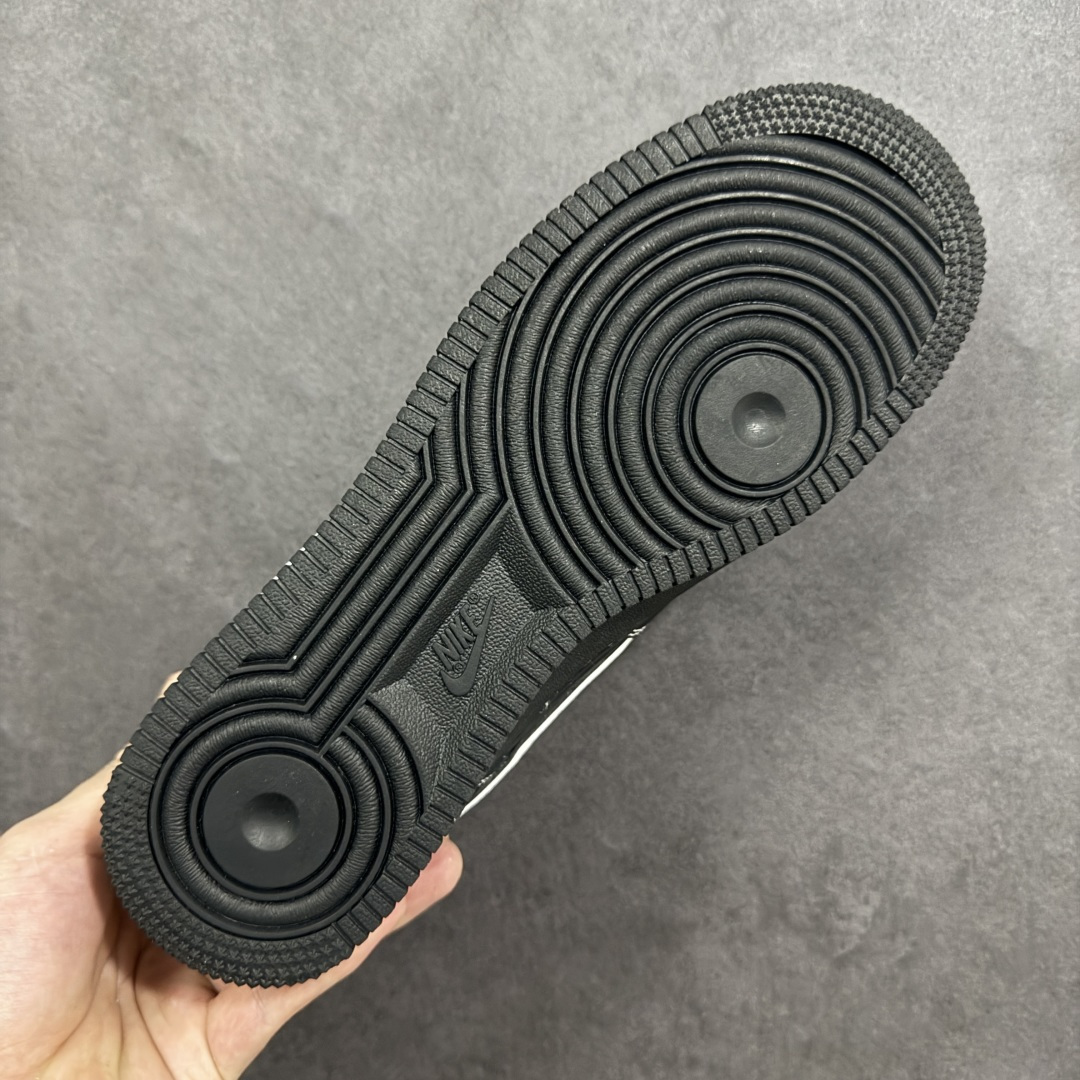 图片[9]-【定制版】Nike Air Force 1 Low 经典撞色款 以 AF1 标志性鞋型为基底，采用全黑为主调，搭配大面积白色 Swoosh 与红色细节（后跟、迷你红标），是 AF1 极具代表性的简约撞色设计，既延续了街头潮流的基础调性，又通过红白色细节提升视觉辨识度，适配多种日常穿搭风格。全黑基底与白 Swoosh 形成强烈对比，红色细节作为点缀，整体风格低调且具备 AF1 标志性的街头质感，百搭性强。 货号：CS5288-077 尺码：36 36.5 37.5 38 36.5 39 40 40.5 41 42 42.5 43 44 44.5 45-选品中心