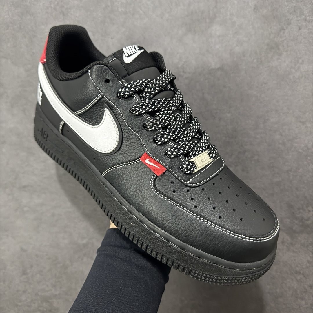 图片[3]-【定制版】Nike Air Force 1 Low 经典撞色款 以 AF1 标志性鞋型为基底，采用全黑为主调，搭配大面积白色 Swoosh 与红色细节（后跟、迷你红标），是 AF1 极具代表性的简约撞色设计，既延续了街头潮流的基础调性，又通过红白色细节提升视觉辨识度，适配多种日常穿搭风格。全黑基底与白 Swoosh 形成强烈对比，红色细节作为点缀，整体风格低调且具备 AF1 标志性的街头质感，百搭性强。 货号：CS5288-077 尺码：36 36.5 37.5 38 36.5 39 40 40.5 41 42 42.5 43 44 44.5 45-选品中心