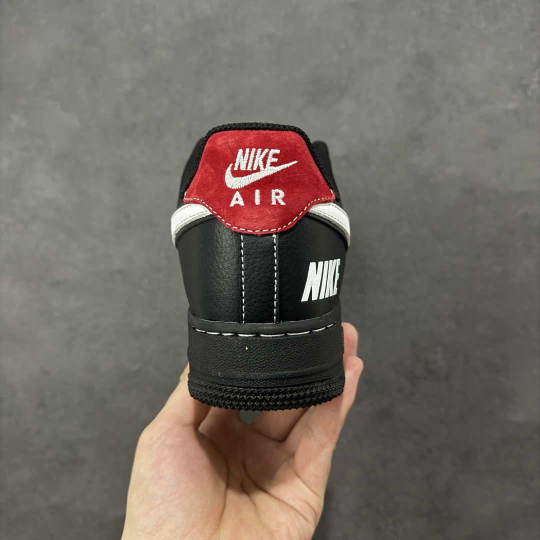 图片[4]-【定制版】Nike Air Force 1 Low 经典撞色款 以 AF1 标志性鞋型为基底，采用全黑为主调，搭配大面积白色 Swoosh 与红色细节（后跟、迷你红标），是 AF1 极具代表性的简约撞色设计，既延续了街头潮流的基础调性，又通过红白色细节提升视觉辨识度，适配多种日常穿搭风格。全黑基底与白 Swoosh 形成强烈对比，红色细节作为点缀，整体风格低调且具备 AF1 标志性的街头质感，百搭性强。 货号：CS5288-077 尺码：36 36.5 37.5 38 36.5 39 40 40.5 41 42 42.5 43 44 44.5 45-选品中心