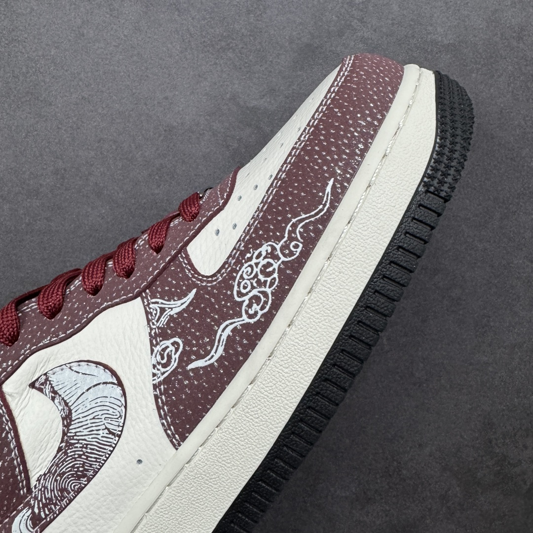 图片[5]-【定制版】Nike Air Force 1 Low 2026 丙午马年限定款 Swoosh 标识融入中式线描马形图案，鞋身搭配祥云纹样及马形印章标识，采用酒红、白、黑为主调的复古配色，酒红带点纹基底搭配白色皮革，线描马形图案与祥云纹样提升了鞋款的层次感，马形印章强化了生肖主题辨识度，整体风格复古且兼具中式文化属性。线描马形图案、祥云纹样采用精细印花工艺呈现，马形印章以白色印花点缀，酒红色鞋带与黑红撞色鞋底形成视觉呼应，体现了复古风格下的细节精致度。 货号：XA2001-903 尺码：36 36.5 37.5 38 36.5 39 40 40.5 41 42 42.5 43 44 44.5 45-选品中心