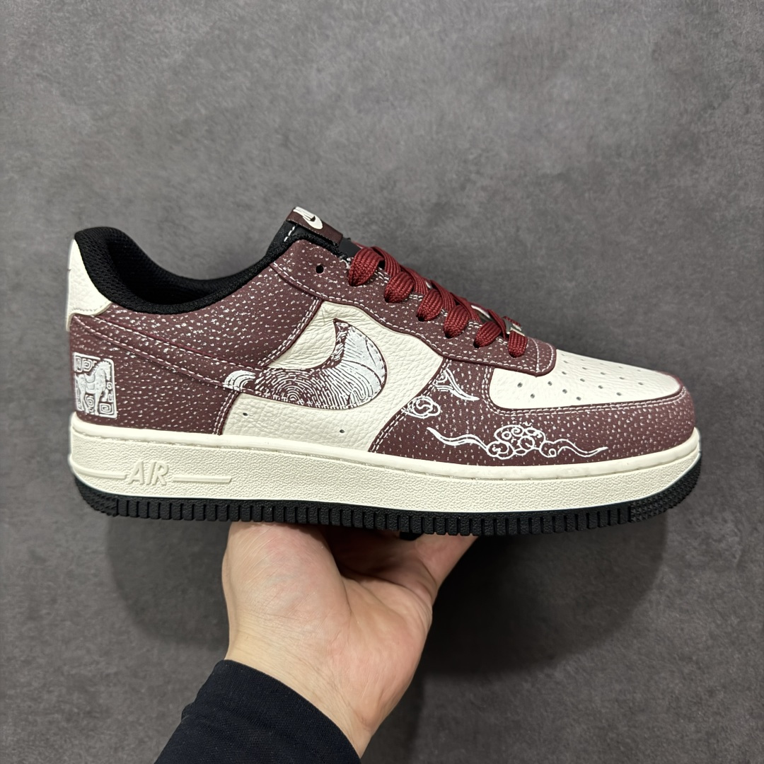 【定制版】Nike Air Force 1 Low 2026 丙午马年限定款 Swoosh 标识融入中式线描马形图案，鞋身搭配祥云纹样及马形印章标识，采用酒红、白、黑为主调的复古配色，酒红带点纹基底搭配白色皮革，线描马形图案与祥云纹样提升了鞋款的层次感，马形印章强化了生肖主题辨识度，整体风格复古且兼具中式文化属性。线描马形图案、祥云纹样采用精细印花工艺呈现，马形印章以白色印花点缀，酒红色鞋带与黑红撞色鞋底形成视觉呼应，体现了复古风格下的细节精致度。 货号：XA2001-903 尺码：36 36.5 37.5 38 36.5 39 40 40.5 41 42 42.5 43 44 44.5 45-选品中心