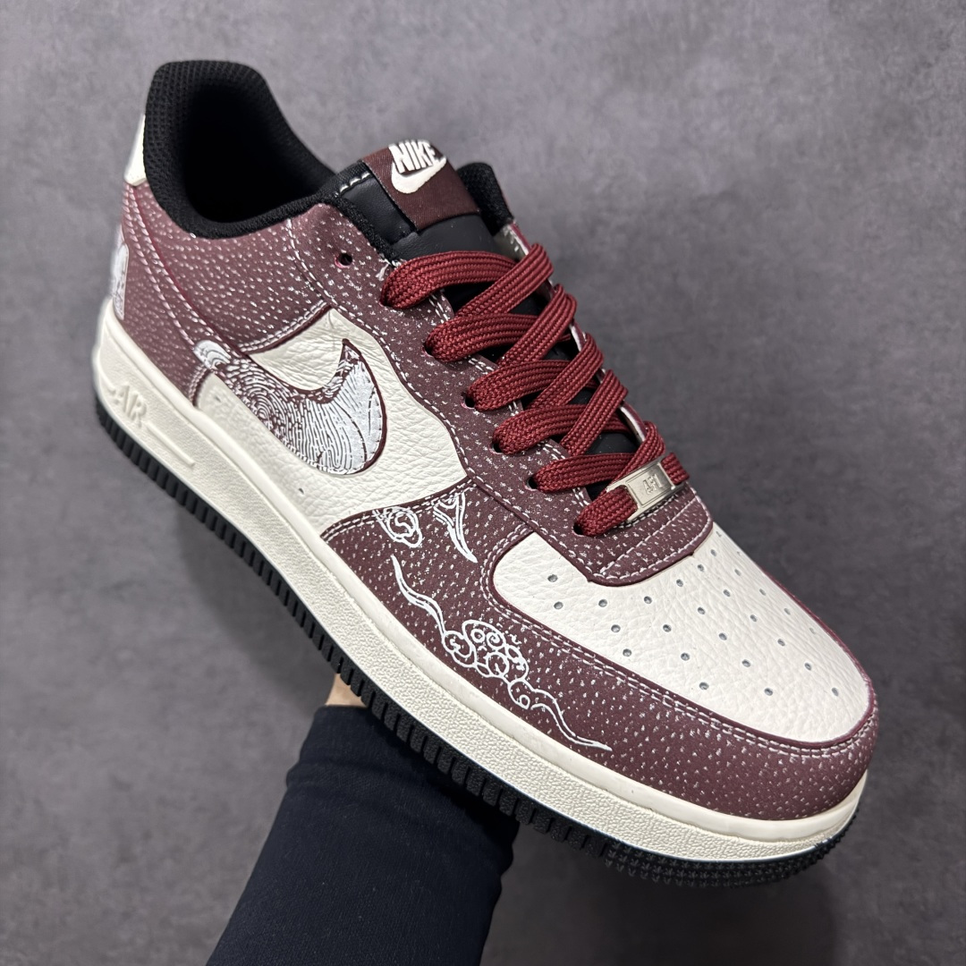 图片[3]-【定制版】Nike Air Force 1 Low 2026 丙午马年限定款 Swoosh 标识融入中式线描马形图案，鞋身搭配祥云纹样及马形印章标识，采用酒红、白、黑为主调的复古配色，酒红带点纹基底搭配白色皮革，线描马形图案与祥云纹样提升了鞋款的层次感，马形印章强化了生肖主题辨识度，整体风格复古且兼具中式文化属性。线描马形图案、祥云纹样采用精细印花工艺呈现，马形印章以白色印花点缀，酒红色鞋带与黑红撞色鞋底形成视觉呼应，体现了复古风格下的细节精致度。 货号：XA2001-903 尺码：36 36.5 37.5 38 36.5 39 40 40.5 41 42 42.5 43 44 44.5 45-选品中心