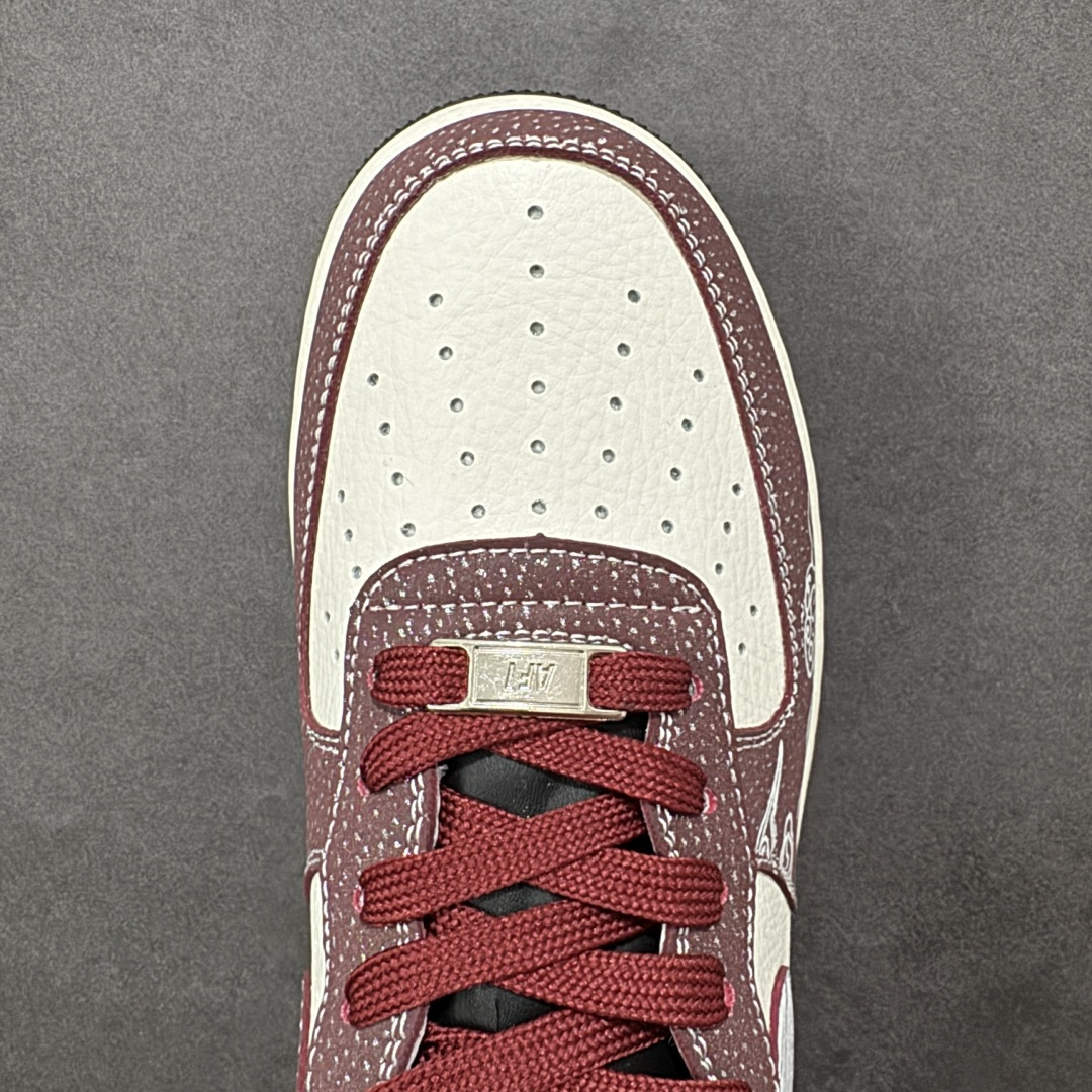 图片[8]-【定制版】Nike Air Force 1 Low 2026 丙午马年限定款 Swoosh 标识融入中式线描马形图案，鞋身搭配祥云纹样及马形印章标识，采用酒红、白、黑为主调的复古配色，酒红带点纹基底搭配白色皮革，线描马形图案与祥云纹样提升了鞋款的层次感，马形印章强化了生肖主题辨识度，整体风格复古且兼具中式文化属性。线描马形图案、祥云纹样采用精细印花工艺呈现，马形印章以白色印花点缀，酒红色鞋带与黑红撞色鞋底形成视觉呼应，体现了复古风格下的细节精致度。 货号：XA2001-903 尺码：36 36.5 37.5 38 36.5 39 40 40.5 41 42 42.5 43 44 44.5 45-选品中心