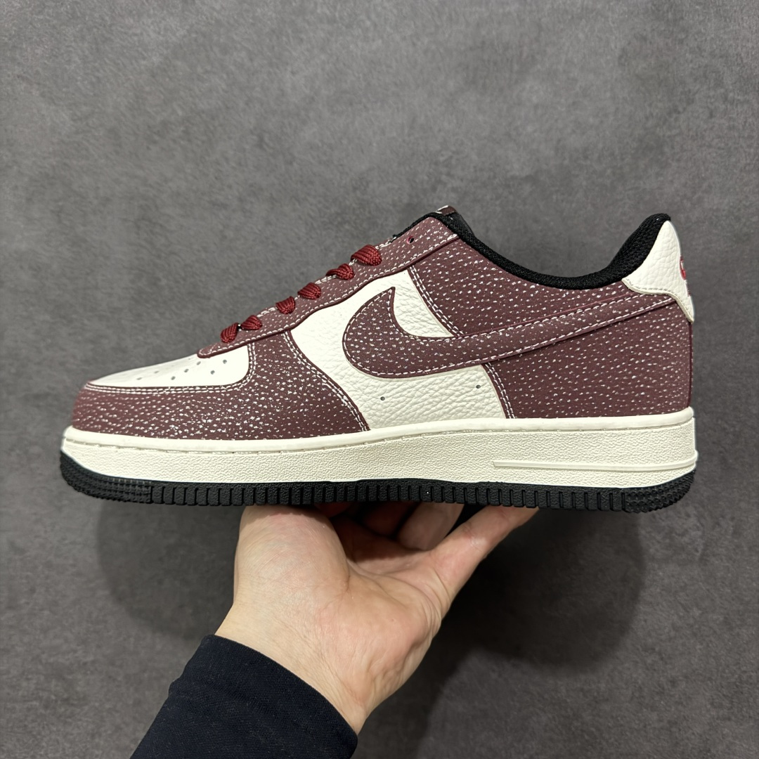 图片[2]-【定制版】Nike Air Force 1 Low 2026 丙午马年限定款 Swoosh 标识融入中式线描马形图案，鞋身搭配祥云纹样及马形印章标识，采用酒红、白、黑为主调的复古配色，酒红带点纹基底搭配白色皮革，线描马形图案与祥云纹样提升了鞋款的层次感，马形印章强化了生肖主题辨识度，整体风格复古且兼具中式文化属性。线描马形图案、祥云纹样采用精细印花工艺呈现，马形印章以白色印花点缀，酒红色鞋带与黑红撞色鞋底形成视觉呼应，体现了复古风格下的细节精致度。 货号：XA2001-903 尺码：36 36.5 37.5 38 36.5 39 40 40.5 41 42 42.5 43 44 44.5 45-选品中心