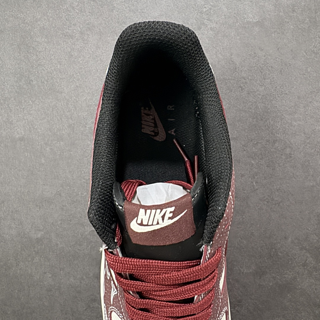 图片[7]-【定制版】Nike Air Force 1 Low 2026 丙午马年限定款 Swoosh 标识融入中式线描马形图案，鞋身搭配祥云纹样及马形印章标识，采用酒红、白、黑为主调的复古配色，酒红带点纹基底搭配白色皮革，线描马形图案与祥云纹样提升了鞋款的层次感，马形印章强化了生肖主题辨识度，整体风格复古且兼具中式文化属性。线描马形图案、祥云纹样采用精细印花工艺呈现，马形印章以白色印花点缀，酒红色鞋带与黑红撞色鞋底形成视觉呼应，体现了复古风格下的细节精致度。 货号：XA2001-903 尺码：36 36.5 37.5 38 36.5 39 40 40.5 41 42 42.5 43 44 44.5 45-选品中心