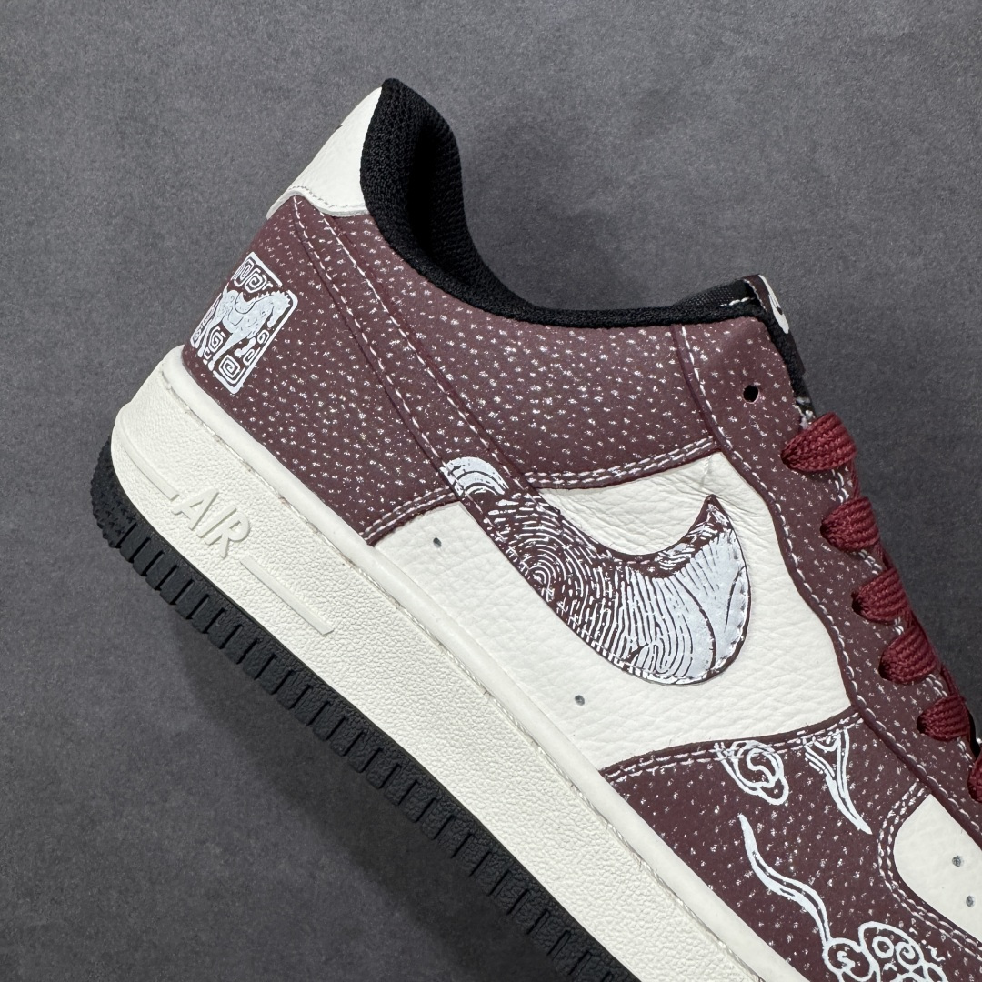 图片[6]-【定制版】Nike Air Force 1 Low 2026 丙午马年限定款 Swoosh 标识融入中式线描马形图案，鞋身搭配祥云纹样及马形印章标识，采用酒红、白、黑为主调的复古配色，酒红带点纹基底搭配白色皮革，线描马形图案与祥云纹样提升了鞋款的层次感，马形印章强化了生肖主题辨识度，整体风格复古且兼具中式文化属性。线描马形图案、祥云纹样采用精细印花工艺呈现，马形印章以白色印花点缀，酒红色鞋带与黑红撞色鞋底形成视觉呼应，体现了复古风格下的细节精致度。 货号：XA2001-903 尺码：36 36.5 37.5 38 36.5 39 40 40.5 41 42 42.5 43 44 44.5 45-选品中心