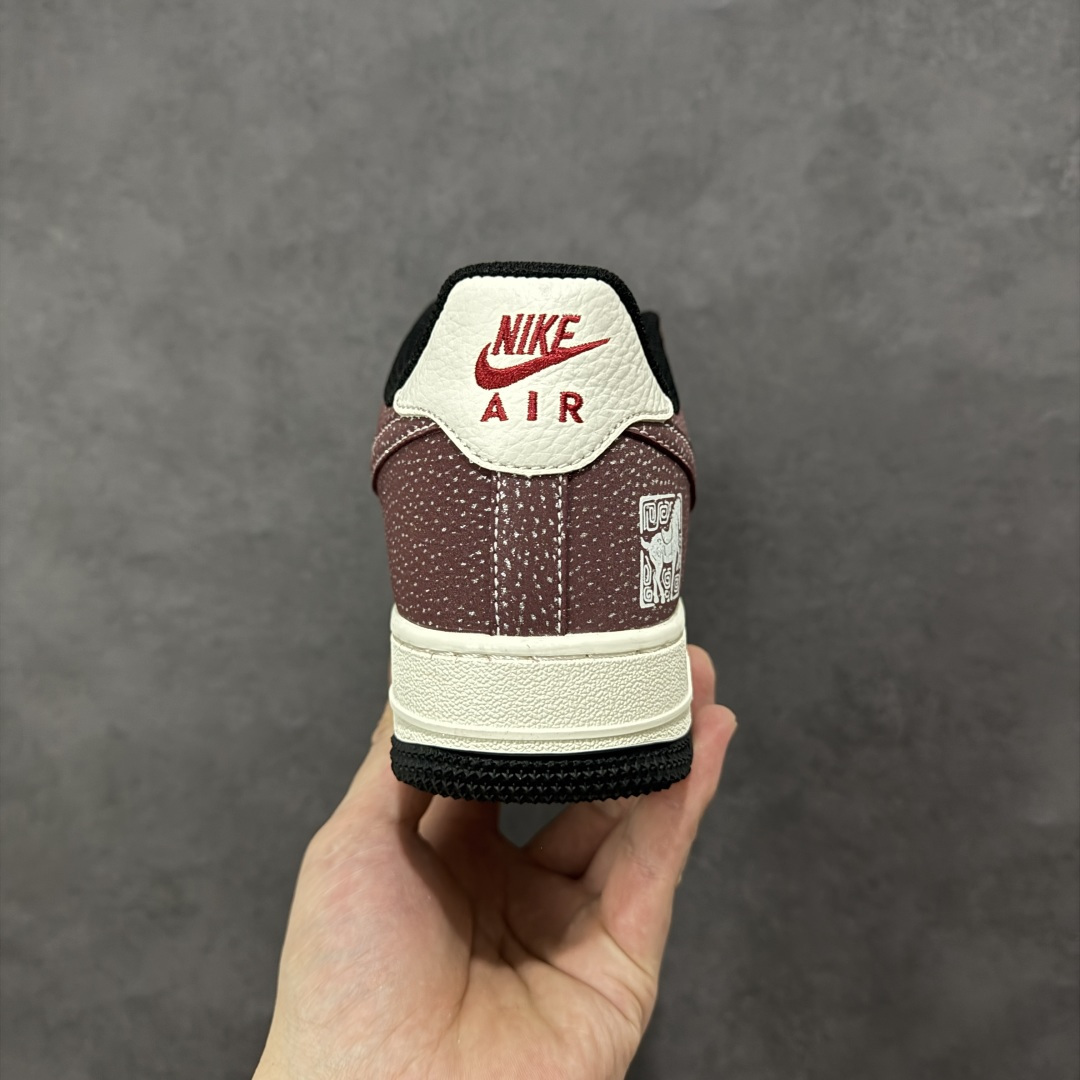 图片[4]-【定制版】Nike Air Force 1 Low 2026 丙午马年限定款 Swoosh 标识融入中式线描马形图案，鞋身搭配祥云纹样及马形印章标识，采用酒红、白、黑为主调的复古配色，酒红带点纹基底搭配白色皮革，线描马形图案与祥云纹样提升了鞋款的层次感，马形印章强化了生肖主题辨识度，整体风格复古且兼具中式文化属性。线描马形图案、祥云纹样采用精细印花工艺呈现，马形印章以白色印花点缀，酒红色鞋带与黑红撞色鞋底形成视觉呼应，体现了复古风格下的细节精致度。 货号：XA2001-903 尺码：36 36.5 37.5 38 36.5 39 40 40.5 41 42 42.5 43 44 44.5 45-选品中心