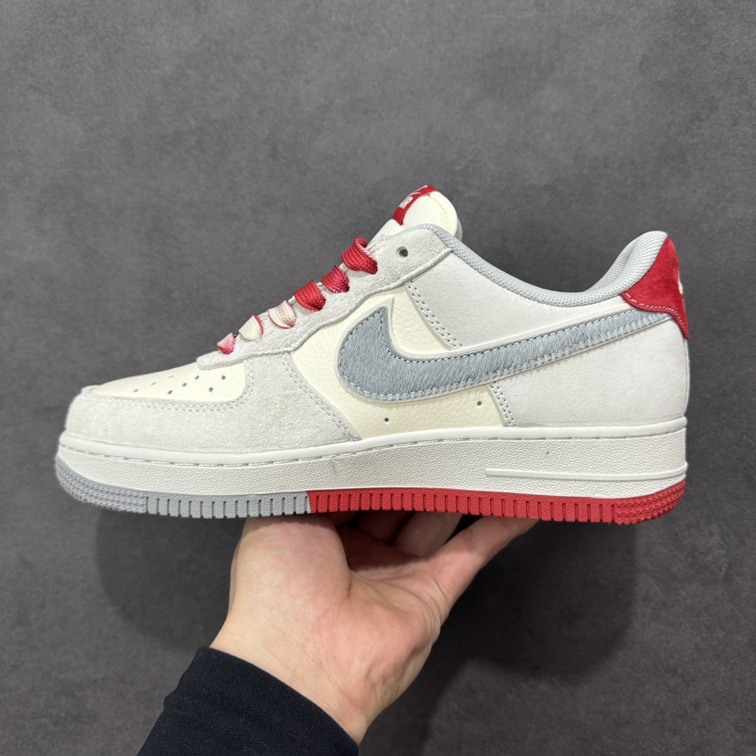 图片[2]-【定制版】Nike Dunk Low 2026 丙午马年限定款 鞋身融入 “马” 字印章标识、马形图案及祥云纹样，采用浅灰、酒红的低饱和色调组合，风格温润雅致，既契合中式复古质感，又通过柔和配色兼顾日常穿搭的适配性，同时细节元素凸显新年生肖氛围。标识采用纹理质感设计，“马” 字印章、马形图案及祥云纹样通过印花 / 刺绣工艺呈现，提升了鞋款的精致度与主题辨识度 货号：XT6998-106 尺码：36-45(带半码)-选品中心