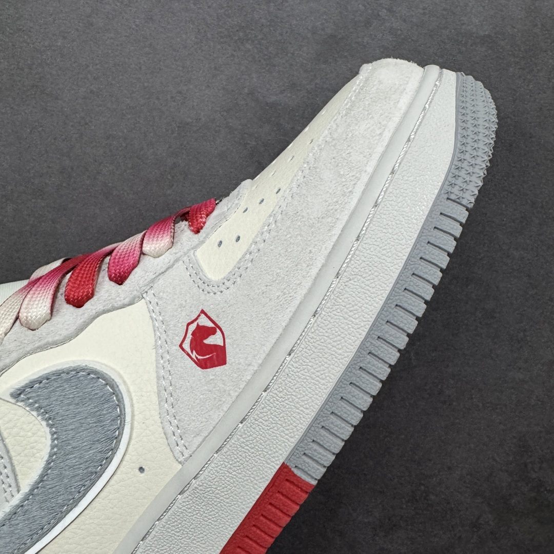 图片[5]-【定制版】Nike Dunk Low 2026 丙午马年限定款 鞋身融入 “马” 字印章标识、马形图案及祥云纹样，采用浅灰、酒红的低饱和色调组合，风格温润雅致，既契合中式复古质感，又通过柔和配色兼顾日常穿搭的适配性，同时细节元素凸显新年生肖氛围。标识采用纹理质感设计，“马” 字印章、马形图案及祥云纹样通过印花 / 刺绣工艺呈现，提升了鞋款的精致度与主题辨识度 货号：XT6998-106 尺码：36-45(带半码)-选品中心