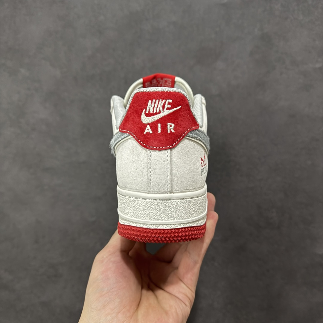 图片[4]-【定制版】Nike Dunk Low 2026 丙午马年限定款 鞋身融入 “马” 字印章标识、马形图案及祥云纹样，采用浅灰、酒红的低饱和色调组合，风格温润雅致，既契合中式复古质感，又通过柔和配色兼顾日常穿搭的适配性，同时细节元素凸显新年生肖氛围。标识采用纹理质感设计，“马” 字印章、马形图案及祥云纹样通过印花 / 刺绣工艺呈现，提升了鞋款的精致度与主题辨识度 货号：XT6998-106 尺码：36-45(带半码)-选品中心
