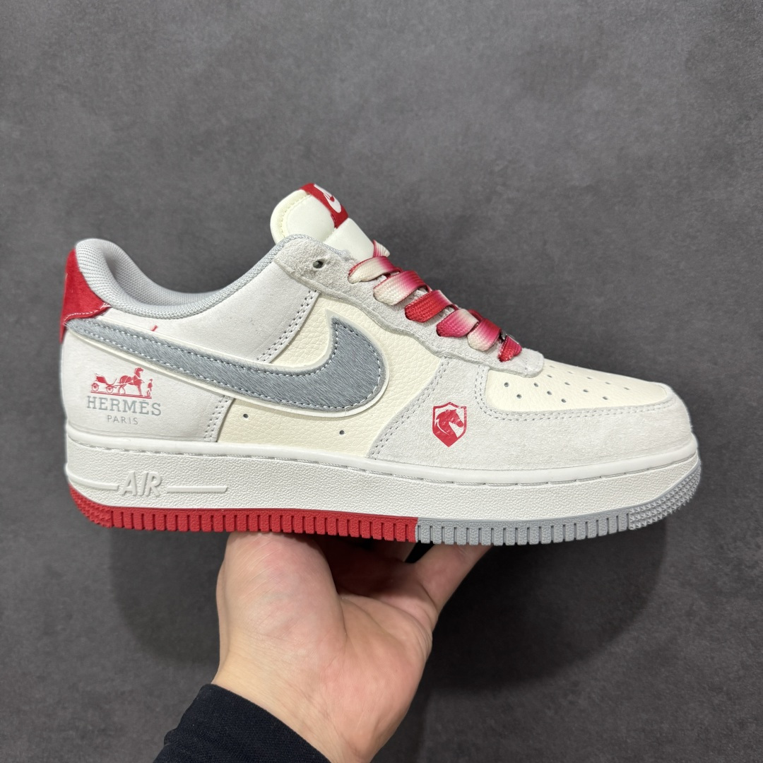 【定制版】Nike Dunk Low 2026 丙午马年限定款 鞋身融入 “马” 字印章标识、马形图案及祥云纹样，采用浅灰、酒红的低饱和色调组合，风格温润雅致，既契合中式复古质感，又通过柔和配色兼顾日常穿搭的适配性，同时细节元素凸显新年生肖氛围。标识采用纹理质感设计，“马” 字印章、马形图案及祥云纹样通过印花 / 刺绣工艺呈现，提升了鞋款的精致度与主题辨识度 货号：XT6998-106 尺码：36-45(带半码)-选品中心