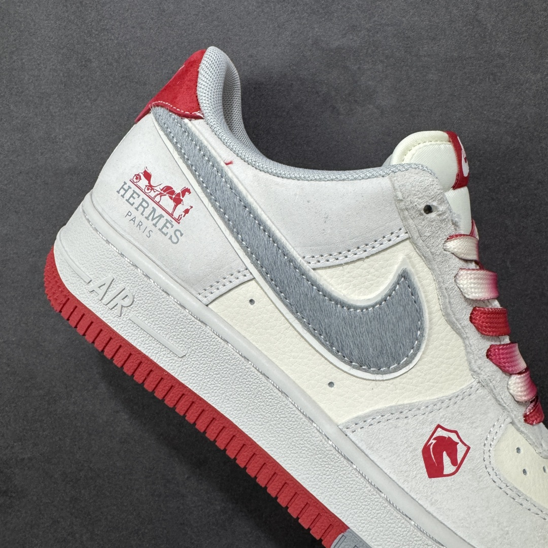 图片[6]-【定制版】Nike Dunk Low 2026 丙午马年限定款 鞋身融入 “马” 字印章标识、马形图案及祥云纹样，采用浅灰、酒红的低饱和色调组合，风格温润雅致，既契合中式复古质感，又通过柔和配色兼顾日常穿搭的适配性，同时细节元素凸显新年生肖氛围。标识采用纹理质感设计，“马” 字印章、马形图案及祥云纹样通过印花 / 刺绣工艺呈现，提升了鞋款的精致度与主题辨识度 货号：XT6998-106 尺码：36-45(带半码)-选品中心