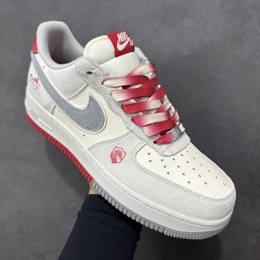 图片[3]-【定制版】Nike Dunk Low 2026 丙午马年限定款 鞋身融入 “马” 字印章标识、马形图案及祥云纹样，采用浅灰、酒红的低饱和色调组合，风格温润雅致，既契合中式复古质感，又通过柔和配色兼顾日常穿搭的适配性，同时细节元素凸显新年生肖氛围。标识采用纹理质感设计，“马” 字印章、马形图案及祥云纹样通过印花 / 刺绣工艺呈现，提升了鞋款的精致度与主题辨识度 货号：XT6998-106 尺码：36-45(带半码)-选品中心