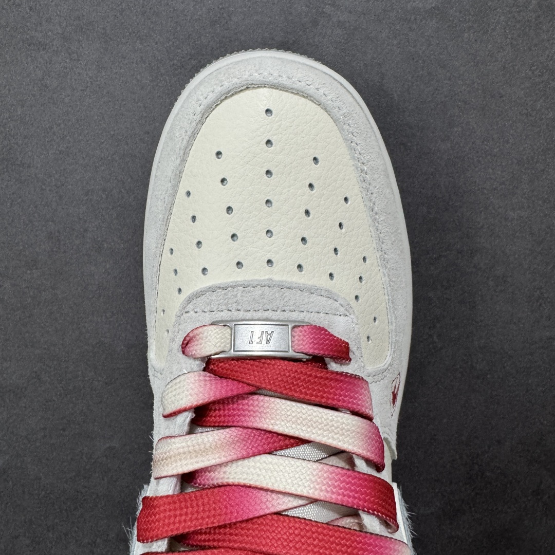 图片[8]-【定制版】Nike Dunk Low 2026 丙午马年限定款 鞋身融入 “马” 字印章标识、马形图案及祥云纹样，采用浅灰、酒红的低饱和色调组合，风格温润雅致，既契合中式复古质感，又通过柔和配色兼顾日常穿搭的适配性，同时细节元素凸显新年生肖氛围。标识采用纹理质感设计，“马” 字印章、马形图案及祥云纹样通过印花 / 刺绣工艺呈现，提升了鞋款的精致度与主题辨识度 货号：XT6998-106 尺码：36-45(带半码)-选品中心