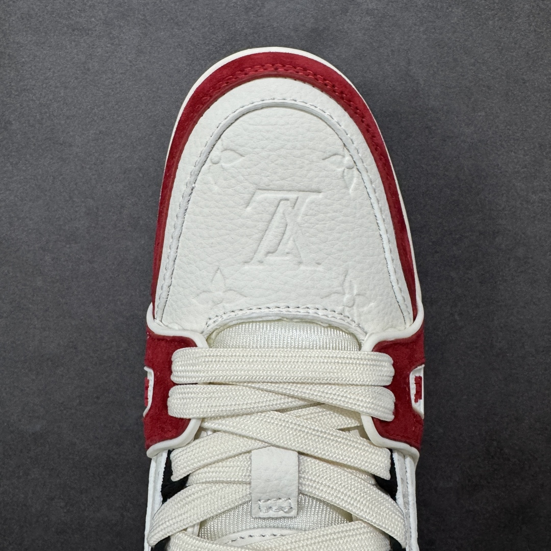 图片[8]-【纯原版】挂件注意保管 Louis Vuitton Trainer 路易威登LV 低帮 马年限定 白红色 驴牌圆头字母签名皮革低邦时尚板鞋运动鞋系列 采用圆头系带设计，简约大方，清新又不失奢华感，独特造型轻松吸引众人目光。鞋面由顶级材质精心打造，质感细腻柔软，彰显卓越品质；作为男装艺术总监Virgil Abloh的挚爱作品，LV Trainer运动鞋此次取材MonogramL压纹小牛皮，搭配点缀Monograma花卉的创新注胶外底。 原楦原纸版开模，鞋型立体饱满 零毛边、零溢胶、零线头瑕疵 细节与原版一致 区分市面通货 多层叠片＋电脑针车，针距密度一致 Monogram浮雕＋3D高频压纹 多密度发泡中底：支撑回弹媲美专柜 原装橡胶大底：含胶量高、纹路深、双拼接零偏差 ZP级原装包装：专柜款鞋盒＋防尘袋＋说明书 货号：AE5U3BM161N355 尺码：36 37 38 39 40 41 42 43 44 45-选品中心
