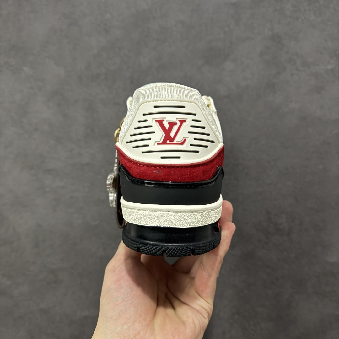 图片[4]-【纯原版】挂件注意保管 Louis Vuitton Trainer 路易威登LV 低帮 马年限定 白红色 驴牌圆头字母签名皮革低邦时尚板鞋运动鞋系列 采用圆头系带设计，简约大方，清新又不失奢华感，独特造型轻松吸引众人目光。鞋面由顶级材质精心打造，质感细腻柔软，彰显卓越品质；作为男装艺术总监Virgil Abloh的挚爱作品，LV Trainer运动鞋此次取材MonogramL压纹小牛皮，搭配点缀Monograma花卉的创新注胶外底。 原楦原纸版开模，鞋型立体饱满 零毛边、零溢胶、零线头瑕疵 细节与原版一致 区分市面通货 多层叠片＋电脑针车，针距密度一致 Monogram浮雕＋3D高频压纹 多密度发泡中底：支撑回弹媲美专柜 原装橡胶大底：含胶量高、纹路深、双拼接零偏差 ZP级原装包装：专柜款鞋盒＋防尘袋＋说明书 货号：AE5U3BM161N355 尺码：36 37 38 39 40 41 42 43 44 45-选品中心