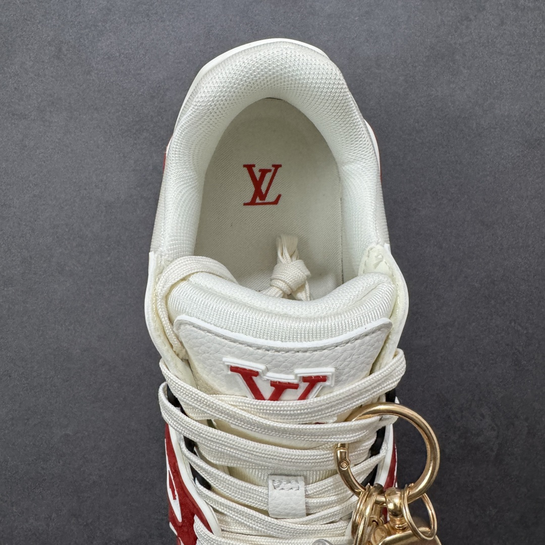 图片[7]-【纯原版】挂件注意保管 Louis Vuitton Trainer 路易威登LV 低帮 马年限定 白红色 驴牌圆头字母签名皮革低邦时尚板鞋运动鞋系列 采用圆头系带设计，简约大方，清新又不失奢华感，独特造型轻松吸引众人目光。鞋面由顶级材质精心打造，质感细腻柔软，彰显卓越品质；作为男装艺术总监Virgil Abloh的挚爱作品，LV Trainer运动鞋此次取材MonogramL压纹小牛皮，搭配点缀Monograma花卉的创新注胶外底。 原楦原纸版开模，鞋型立体饱满 零毛边、零溢胶、零线头瑕疵 细节与原版一致 区分市面通货 多层叠片＋电脑针车，针距密度一致 Monogram浮雕＋3D高频压纹 多密度发泡中底：支撑回弹媲美专柜 原装橡胶大底：含胶量高、纹路深、双拼接零偏差 ZP级原装包装：专柜款鞋盒＋防尘袋＋说明书 货号：AE5U3BM161N355 尺码：36 37 38 39 40 41 42 43 44 45-选品中心