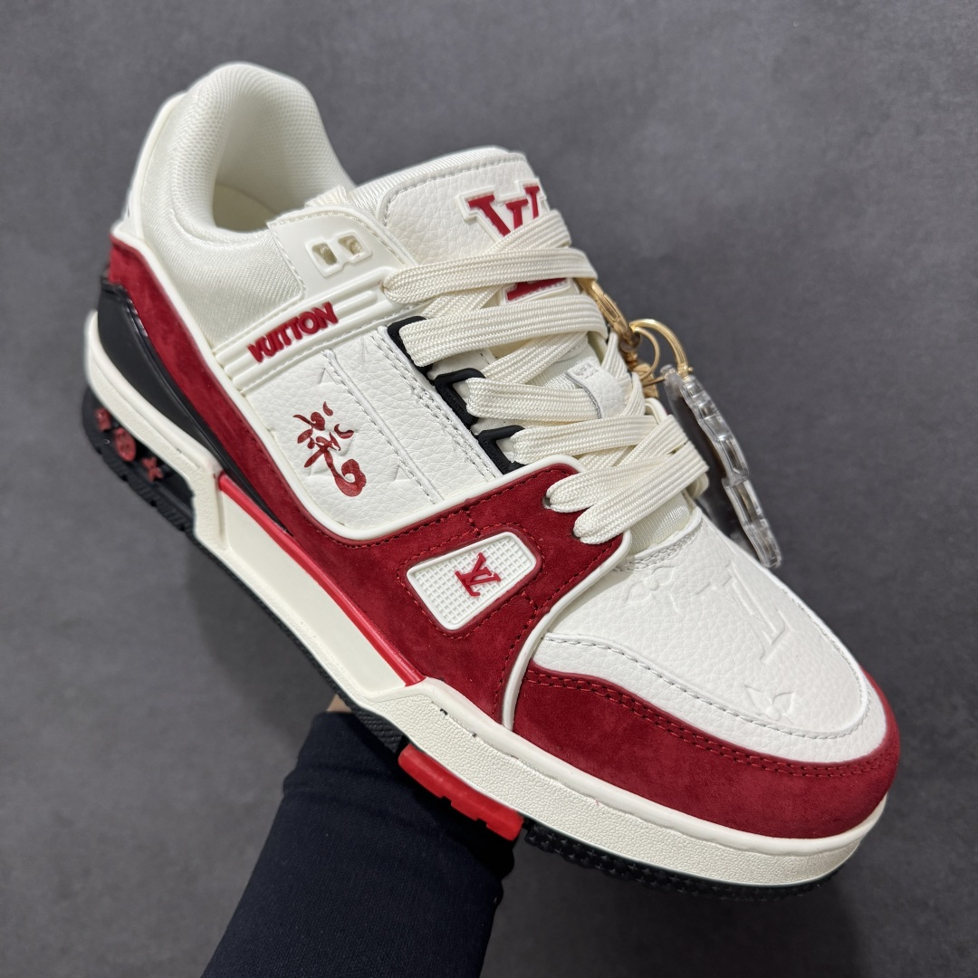 图片[3]-【纯原版】挂件注意保管 Louis Vuitton Trainer 路易威登LV 低帮 马年限定 白红色 驴牌圆头字母签名皮革低邦时尚板鞋运动鞋系列 采用圆头系带设计，简约大方，清新又不失奢华感，独特造型轻松吸引众人目光。鞋面由顶级材质精心打造，质感细腻柔软，彰显卓越品质；作为男装艺术总监Virgil Abloh的挚爱作品，LV Trainer运动鞋此次取材MonogramL压纹小牛皮，搭配点缀Monograma花卉的创新注胶外底。 原楦原纸版开模，鞋型立体饱满 零毛边、零溢胶、零线头瑕疵 细节与原版一致 区分市面通货 多层叠片＋电脑针车，针距密度一致 Monogram浮雕＋3D高频压纹 多密度发泡中底：支撑回弹媲美专柜 原装橡胶大底：含胶量高、纹路深、双拼接零偏差 ZP级原装包装：专柜款鞋盒＋防尘袋＋说明书 货号：AE5U3BM161N355 尺码：36 37 38 39 40 41 42 43 44 45-选品中心