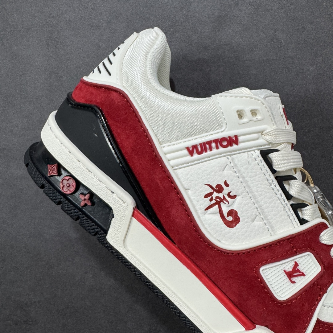 图片[6]-【纯原版】挂件注意保管 Louis Vuitton Trainer 路易威登LV 低帮 马年限定 白红色 驴牌圆头字母签名皮革低邦时尚板鞋运动鞋系列 采用圆头系带设计，简约大方，清新又不失奢华感，独特造型轻松吸引众人目光。鞋面由顶级材质精心打造，质感细腻柔软，彰显卓越品质；作为男装艺术总监Virgil Abloh的挚爱作品，LV Trainer运动鞋此次取材MonogramL压纹小牛皮，搭配点缀Monograma花卉的创新注胶外底。 原楦原纸版开模，鞋型立体饱满 零毛边、零溢胶、零线头瑕疵 细节与原版一致 区分市面通货 多层叠片＋电脑针车，针距密度一致 Monogram浮雕＋3D高频压纹 多密度发泡中底：支撑回弹媲美专柜 原装橡胶大底：含胶量高、纹路深、双拼接零偏差 ZP级原装包装：专柜款鞋盒＋防尘袋＋说明书 货号：AE5U3BM161N355 尺码：36 37 38 39 40 41 42 43 44 45-选品中心