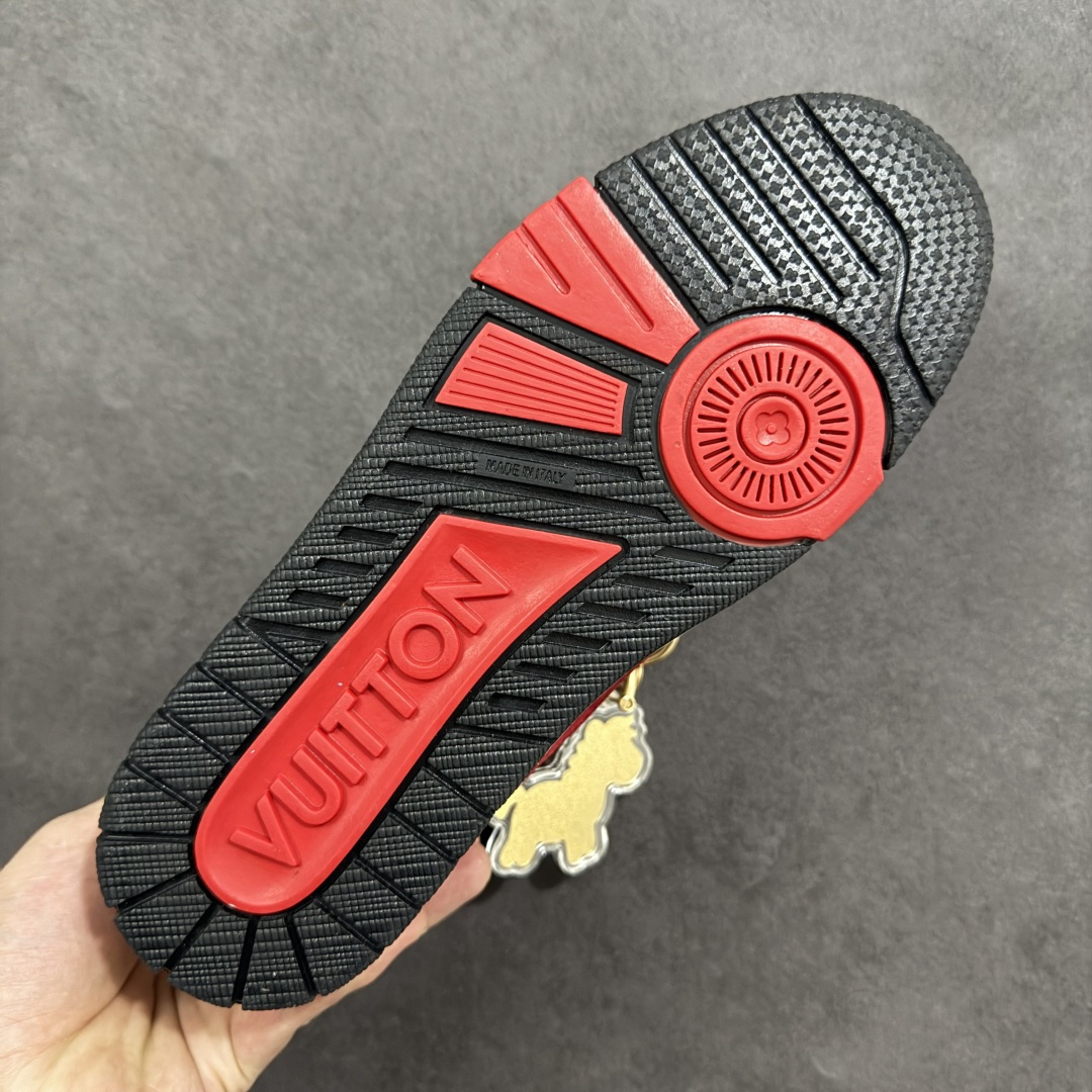 图片[9]-【纯原版】挂件注意保管 Louis Vuitton Trainer 路易威登LV 低帮 马年限定 白红色 驴牌圆头字母签名皮革低邦时尚板鞋运动鞋系列 采用圆头系带设计，简约大方，清新又不失奢华感，独特造型轻松吸引众人目光。鞋面由顶级材质精心打造，质感细腻柔软，彰显卓越品质；作为男装艺术总监Virgil Abloh的挚爱作品，LV Trainer运动鞋此次取材MonogramL压纹小牛皮，搭配点缀Monograma花卉的创新注胶外底。 原楦原纸版开模，鞋型立体饱满 零毛边、零溢胶、零线头瑕疵 细节与原版一致 区分市面通货 多层叠片＋电脑针车，针距密度一致 Monogram浮雕＋3D高频压纹 多密度发泡中底：支撑回弹媲美专柜 原装橡胶大底：含胶量高、纹路深、双拼接零偏差 ZP级原装包装：专柜款鞋盒＋防尘袋＋说明书 货号：AE5U3BM161N355 尺码：36 37 38 39 40 41 42 43 44 45-选品中心