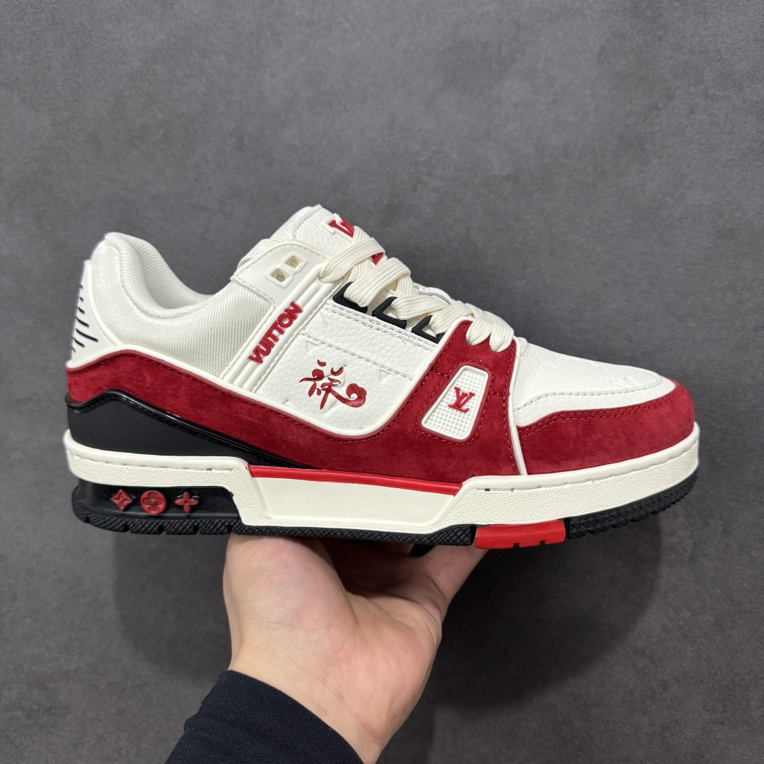 【纯原版】挂件注意保管 Louis Vuitton Trainer 路易威登LV 低帮 马年限定 白红色 驴牌圆头字母签名皮革低邦时尚板鞋运动鞋系列 采用圆头系带设计，简约大方，清新又不失奢华感，独特造型轻松吸引众人目光。鞋面由顶级材质精心打造，质感细腻柔软，彰显卓越品质；作为男装艺术总监Virgil Abloh的挚爱作品，LV Trainer运动鞋此次取材MonogramL压纹小牛皮，搭配点缀Monograma花卉的创新注胶外底。 原楦原纸版开模，鞋型立体饱满 零毛边、零溢胶、零线头瑕疵 细节与原版一致 区分市面通货 多层叠片＋电脑针车，针距密度一致 Monogram浮雕＋3D高频压纹 多密度发泡中底：支撑回弹媲美专柜 原装橡胶大底：含胶量高、纹路深、双拼接零偏差 ZP级原装包装：专柜款鞋盒＋防尘袋＋说明书 货号：AE5U3BM161N355 尺码：36 37 38 39 40 41 42 43 44 45-选品中心