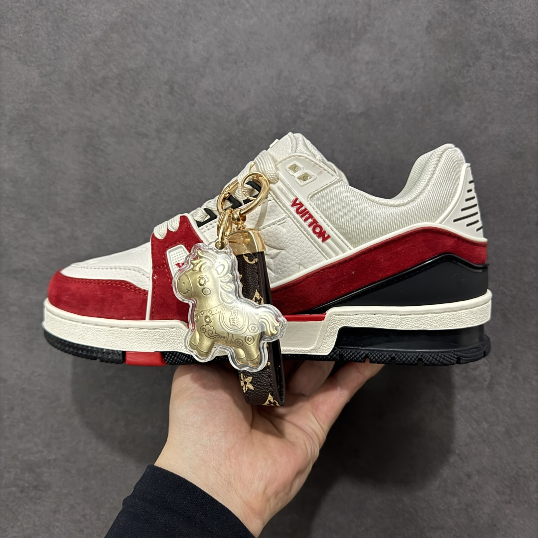 图片[2]-【纯原版】挂件注意保管 Louis Vuitton Trainer 路易威登LV 低帮 马年限定 白红色 驴牌圆头字母签名皮革低邦时尚板鞋运动鞋系列 采用圆头系带设计，简约大方，清新又不失奢华感，独特造型轻松吸引众人目光。鞋面由顶级材质精心打造，质感细腻柔软，彰显卓越品质；作为男装艺术总监Virgil Abloh的挚爱作品，LV Trainer运动鞋此次取材MonogramL压纹小牛皮，搭配点缀Monograma花卉的创新注胶外底。 原楦原纸版开模，鞋型立体饱满 零毛边、零溢胶、零线头瑕疵 细节与原版一致 区分市面通货 多层叠片＋电脑针车，针距密度一致 Monogram浮雕＋3D高频压纹 多密度发泡中底：支撑回弹媲美专柜 原装橡胶大底：含胶量高、纹路深、双拼接零偏差 ZP级原装包装：专柜款鞋盒＋防尘袋＋说明书 货号：AE5U3BM161N355 尺码：36 37 38 39 40 41 42 43 44 45-选品中心