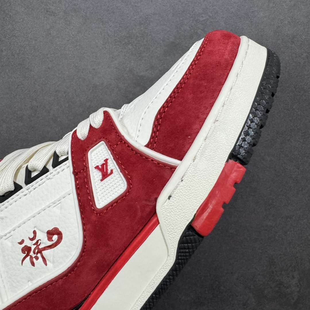图片[5]-【纯原版】挂件注意保管 Louis Vuitton Trainer 路易威登LV 低帮 马年限定 白红色 驴牌圆头字母签名皮革低邦时尚板鞋运动鞋系列 采用圆头系带设计，简约大方，清新又不失奢华感，独特造型轻松吸引众人目光。鞋面由顶级材质精心打造，质感细腻柔软，彰显卓越品质；作为男装艺术总监Virgil Abloh的挚爱作品，LV Trainer运动鞋此次取材MonogramL压纹小牛皮，搭配点缀Monograma花卉的创新注胶外底。 原楦原纸版开模，鞋型立体饱满 零毛边、零溢胶、零线头瑕疵 细节与原版一致 区分市面通货 多层叠片＋电脑针车，针距密度一致 Monogram浮雕＋3D高频压纹 多密度发泡中底：支撑回弹媲美专柜 原装橡胶大底：含胶量高、纹路深、双拼接零偏差 ZP级原装包装：专柜款鞋盒＋防尘袋＋说明书 货号：AE5U3BM161N355 尺码：36 37 38 39 40 41 42 43 44 45-选品中心