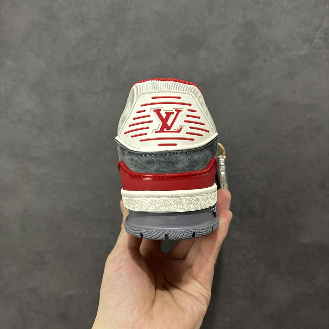 图片[4]-【纯原版】挂件注意保管 Louis Vuitton Trainer 路易威登LV 低帮 马年限定 白红色 驴牌圆头字母签名皮革低邦时尚板鞋运动鞋系列 采用圆头系带设计，简约大方，清新又不失奢华感，独特造型轻松吸引众人目光。鞋面由顶级材质精心打造，质感细腻柔软，彰显卓越品质；作为男装艺术总监Virgil Abloh的挚爱作品，LV Trainer运动鞋此次取材MonogramL压纹小牛皮，搭配点缀Monograma花卉的创新注胶外底。 原楦原纸版开模，鞋型立体饱满 零毛边、零溢胶、零线头瑕疵 细节与原版一致 区分市面通货 多层叠片＋电脑针车，针距密度一致 Monogram浮雕＋3D高频压纹 多密度发泡中底：支撑回弹媲美专柜 原装橡胶大底：含胶量高、纹路深、双拼接零偏差 ZP级原装包装：专柜款鞋盒＋防尘袋＋说明书 货号：AE5U3BM161N355 尺码：36 37 38 39 40 41 42 43 44 45-选品中心