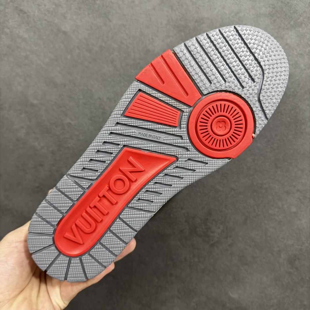 图片[9]-【纯原版】挂件注意保管 Louis Vuitton Trainer 路易威登LV 低帮 马年限定 白红色 驴牌圆头字母签名皮革低邦时尚板鞋运动鞋系列 采用圆头系带设计，简约大方，清新又不失奢华感，独特造型轻松吸引众人目光。鞋面由顶级材质精心打造，质感细腻柔软，彰显卓越品质；作为男装艺术总监Virgil Abloh的挚爱作品，LV Trainer运动鞋此次取材MonogramL压纹小牛皮，搭配点缀Monograma花卉的创新注胶外底。 原楦原纸版开模，鞋型立体饱满 零毛边、零溢胶、零线头瑕疵 细节与原版一致 区分市面通货 多层叠片＋电脑针车，针距密度一致 Monogram浮雕＋3D高频压纹 多密度发泡中底：支撑回弹媲美专柜 原装橡胶大底：含胶量高、纹路深、双拼接零偏差 ZP级原装包装：专柜款鞋盒＋防尘袋＋说明书 货号：AE5U3BM161N355 尺码：36 37 38 39 40 41 42 43 44 45-选品中心