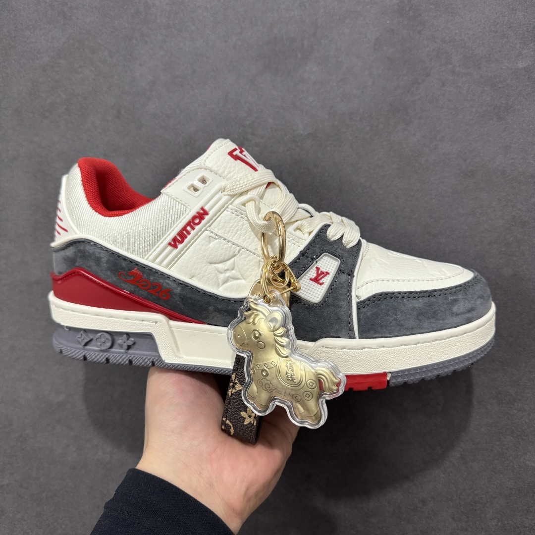 【纯原版】挂件注意保管 Louis Vuitton Trainer 路易威登LV 低帮 马年限定 白红色 驴牌圆头字母签名皮革低邦时尚板鞋运动鞋系列 采用圆头系带设计，简约大方，清新又不失奢华感，独特造型轻松吸引众人目光。鞋面由顶级材质精心打造，质感细腻柔软，彰显卓越品质；作为男装艺术总监Virgil Abloh的挚爱作品，LV Trainer运动鞋此次取材MonogramL压纹小牛皮，搭配点缀Monograma花卉的创新注胶外底。 原楦原纸版开模，鞋型立体饱满 零毛边、零溢胶、零线头瑕疵 细节与原版一致 区分市面通货 多层叠片＋电脑针车，针距密度一致 Monogram浮雕＋3D高频压纹 多密度发泡中底：支撑回弹媲美专柜 原装橡胶大底：含胶量高、纹路深、双拼接零偏差 ZP级原装包装：专柜款鞋盒＋防尘袋＋说明书 货号：AE5U3BM161N355 尺码：36 37 38 39 40 41 42 43 44 45-选品中心