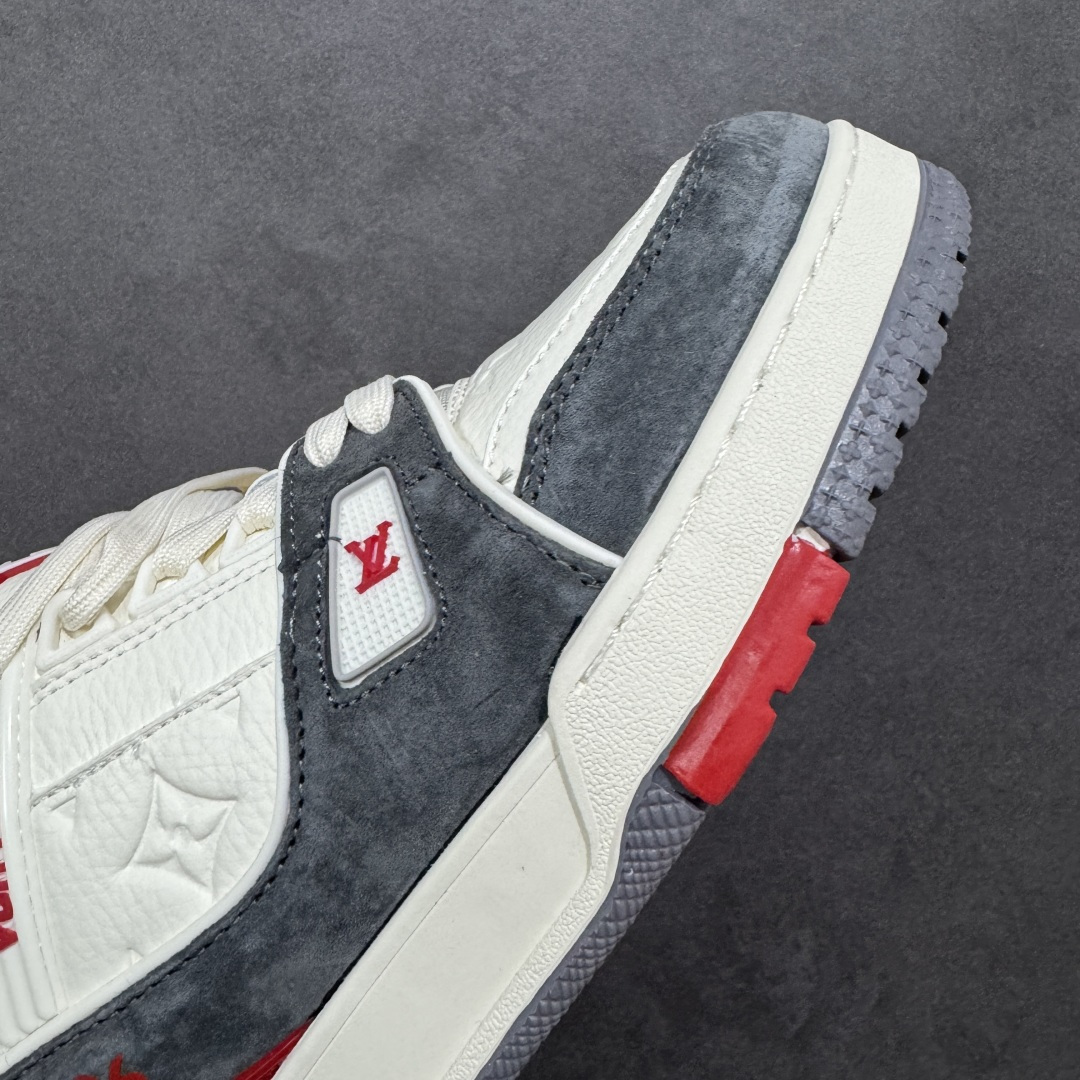 图片[5]-【纯原版】挂件注意保管 Louis Vuitton Trainer 路易威登LV 低帮 马年限定 白红色 驴牌圆头字母签名皮革低邦时尚板鞋运动鞋系列 采用圆头系带设计，简约大方，清新又不失奢华感，独特造型轻松吸引众人目光。鞋面由顶级材质精心打造，质感细腻柔软，彰显卓越品质；作为男装艺术总监Virgil Abloh的挚爱作品，LV Trainer运动鞋此次取材MonogramL压纹小牛皮，搭配点缀Monograma花卉的创新注胶外底。 原楦原纸版开模，鞋型立体饱满 零毛边、零溢胶、零线头瑕疵 细节与原版一致 区分市面通货 多层叠片＋电脑针车，针距密度一致 Monogram浮雕＋3D高频压纹 多密度发泡中底：支撑回弹媲美专柜 原装橡胶大底：含胶量高、纹路深、双拼接零偏差 ZP级原装包装：专柜款鞋盒＋防尘袋＋说明书 货号：AE5U3BM161N355 尺码：36 37 38 39 40 41 42 43 44 45-选品中心