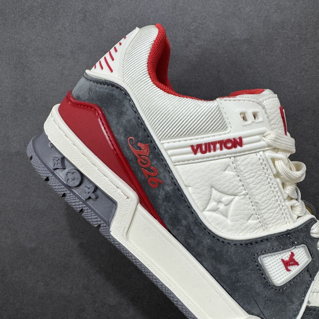 图片[6]-【纯原版】挂件注意保管 Louis Vuitton Trainer 路易威登LV 低帮 马年限定 白红色 驴牌圆头字母签名皮革低邦时尚板鞋运动鞋系列 采用圆头系带设计，简约大方，清新又不失奢华感，独特造型轻松吸引众人目光。鞋面由顶级材质精心打造，质感细腻柔软，彰显卓越品质；作为男装艺术总监Virgil Abloh的挚爱作品，LV Trainer运动鞋此次取材MonogramL压纹小牛皮，搭配点缀Monograma花卉的创新注胶外底。 原楦原纸版开模，鞋型立体饱满 零毛边、零溢胶、零线头瑕疵 细节与原版一致 区分市面通货 多层叠片＋电脑针车，针距密度一致 Monogram浮雕＋3D高频压纹 多密度发泡中底：支撑回弹媲美专柜 原装橡胶大底：含胶量高、纹路深、双拼接零偏差 ZP级原装包装：专柜款鞋盒＋防尘袋＋说明书 货号：AE5U3BM161N355 尺码：36 37 38 39 40 41 42 43 44 45-选品中心