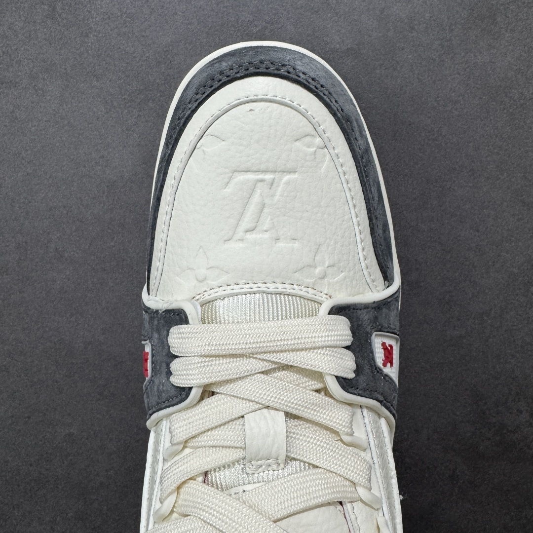 图片[8]-【纯原版】挂件注意保管 Louis Vuitton Trainer 路易威登LV 低帮 马年限定 白红色 驴牌圆头字母签名皮革低邦时尚板鞋运动鞋系列 采用圆头系带设计，简约大方，清新又不失奢华感，独特造型轻松吸引众人目光。鞋面由顶级材质精心打造，质感细腻柔软，彰显卓越品质；作为男装艺术总监Virgil Abloh的挚爱作品，LV Trainer运动鞋此次取材MonogramL压纹小牛皮，搭配点缀Monograma花卉的创新注胶外底。 原楦原纸版开模，鞋型立体饱满 零毛边、零溢胶、零线头瑕疵 细节与原版一致 区分市面通货 多层叠片＋电脑针车，针距密度一致 Monogram浮雕＋3D高频压纹 多密度发泡中底：支撑回弹媲美专柜 原装橡胶大底：含胶量高、纹路深、双拼接零偏差 ZP级原装包装：专柜款鞋盒＋防尘袋＋说明书 货号：AE5U3BM161N355 尺码：36 37 38 39 40 41 42 43 44 45-选品中心