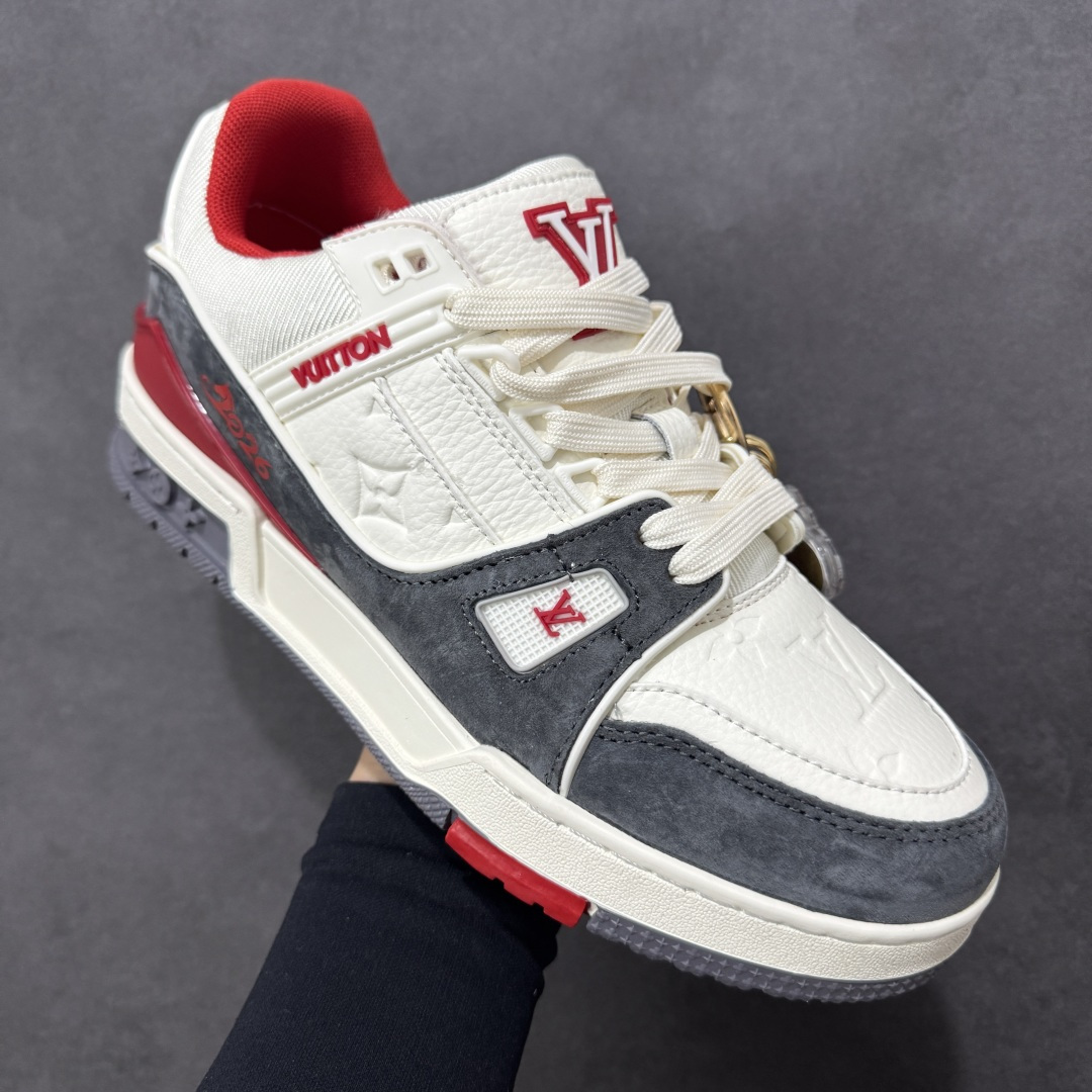 图片[3]-【纯原版】挂件注意保管 Louis Vuitton Trainer 路易威登LV 低帮 马年限定 白红色 驴牌圆头字母签名皮革低邦时尚板鞋运动鞋系列 采用圆头系带设计，简约大方，清新又不失奢华感，独特造型轻松吸引众人目光。鞋面由顶级材质精心打造，质感细腻柔软，彰显卓越品质；作为男装艺术总监Virgil Abloh的挚爱作品，LV Trainer运动鞋此次取材MonogramL压纹小牛皮，搭配点缀Monograma花卉的创新注胶外底。 原楦原纸版开模，鞋型立体饱满 零毛边、零溢胶、零线头瑕疵 细节与原版一致 区分市面通货 多层叠片＋电脑针车，针距密度一致 Monogram浮雕＋3D高频压纹 多密度发泡中底：支撑回弹媲美专柜 原装橡胶大底：含胶量高、纹路深、双拼接零偏差 ZP级原装包装：专柜款鞋盒＋防尘袋＋说明书 货号：AE5U3BM161N355 尺码：36 37 38 39 40 41 42 43 44 45-选品中心