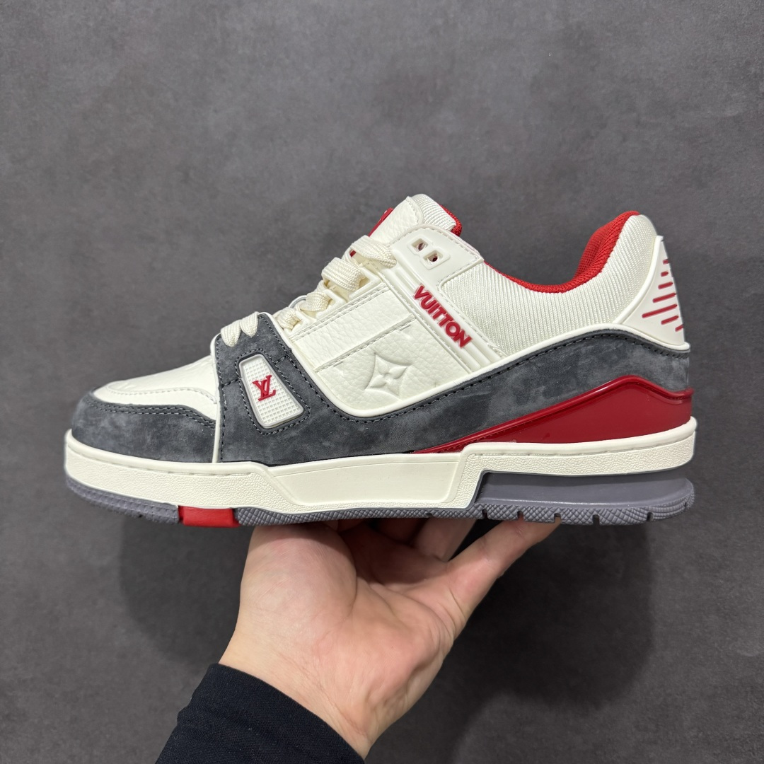 图片[2]-【纯原版】挂件注意保管 Louis Vuitton Trainer 路易威登LV 低帮 马年限定 白红色 驴牌圆头字母签名皮革低邦时尚板鞋运动鞋系列 采用圆头系带设计，简约大方，清新又不失奢华感，独特造型轻松吸引众人目光。鞋面由顶级材质精心打造，质感细腻柔软，彰显卓越品质；作为男装艺术总监Virgil Abloh的挚爱作品，LV Trainer运动鞋此次取材MonogramL压纹小牛皮，搭配点缀Monograma花卉的创新注胶外底。 原楦原纸版开模，鞋型立体饱满 零毛边、零溢胶、零线头瑕疵 细节与原版一致 区分市面通货 多层叠片＋电脑针车，针距密度一致 Monogram浮雕＋3D高频压纹 多密度发泡中底：支撑回弹媲美专柜 原装橡胶大底：含胶量高、纹路深、双拼接零偏差 ZP级原装包装：专柜款鞋盒＋防尘袋＋说明书 货号：AE5U3BM161N355 尺码：36 37 38 39 40 41 42 43 44 45-选品中心