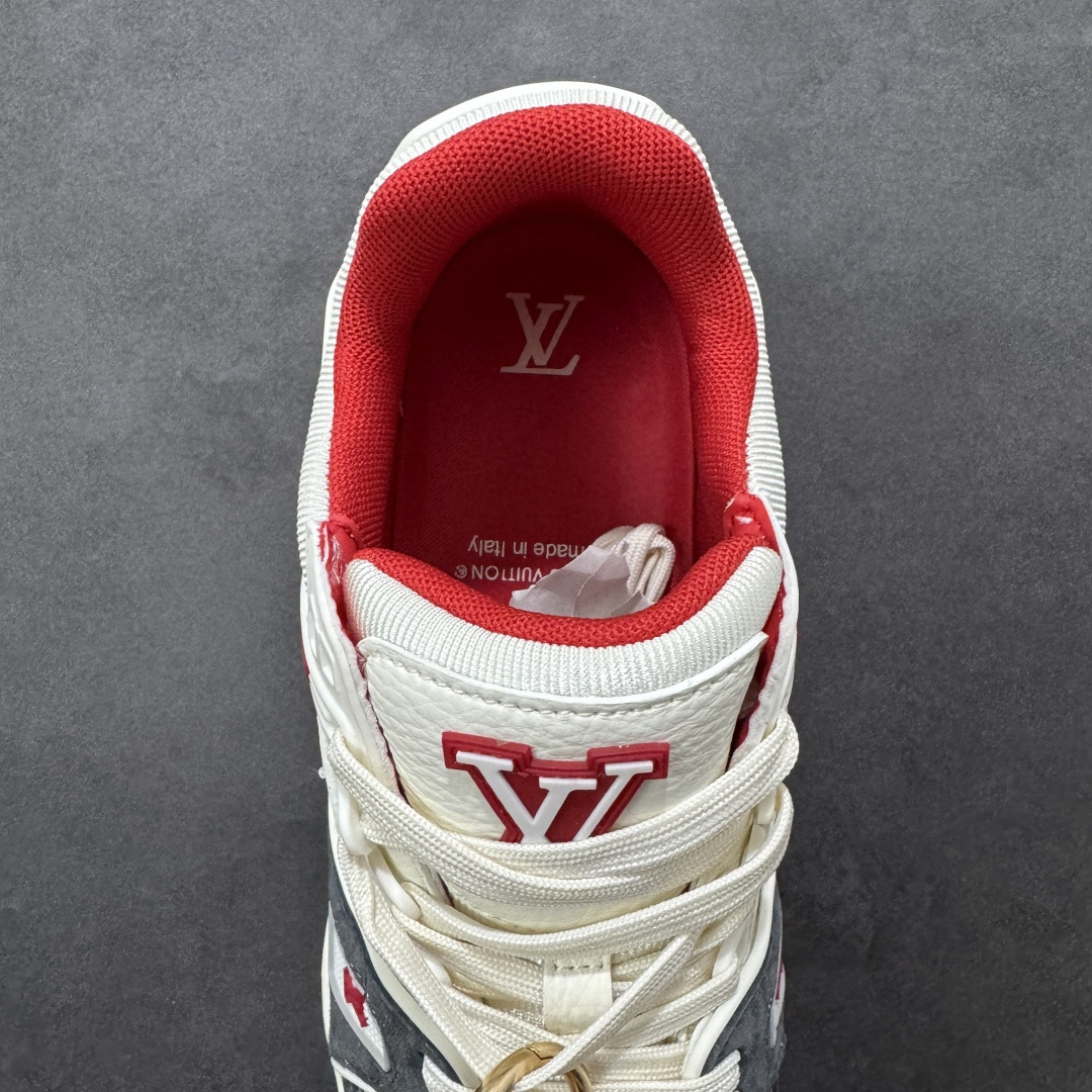 图片[7]-【纯原版】挂件注意保管 Louis Vuitton Trainer 路易威登LV 低帮 马年限定 白红色 驴牌圆头字母签名皮革低邦时尚板鞋运动鞋系列 采用圆头系带设计，简约大方，清新又不失奢华感，独特造型轻松吸引众人目光。鞋面由顶级材质精心打造，质感细腻柔软，彰显卓越品质；作为男装艺术总监Virgil Abloh的挚爱作品，LV Trainer运动鞋此次取材MonogramL压纹小牛皮，搭配点缀Monograma花卉的创新注胶外底。 原楦原纸版开模，鞋型立体饱满 零毛边、零溢胶、零线头瑕疵 细节与原版一致 区分市面通货 多层叠片＋电脑针车，针距密度一致 Monogram浮雕＋3D高频压纹 多密度发泡中底：支撑回弹媲美专柜 原装橡胶大底：含胶量高、纹路深、双拼接零偏差 ZP级原装包装：专柜款鞋盒＋防尘袋＋说明书 货号：AE5U3BM161N355 尺码：36 37 38 39 40 41 42 43 44 45-选品中心