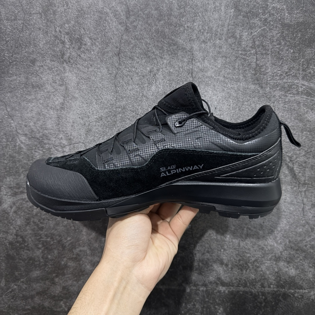 图片[2]-【莞产礼盒版】萨洛蒙 Salomon 25ss新款 S/LAB ALPINWAY 系列 户外登山鞋 休闲运动鞋 情侣款👫 这是一款独特的混合鞋 专为多功能山地探险而设计 该鞋具有优化的缓冲，双密度中底，提供舒适和精准度。其底部采用 Contagrip Alpine，一种高粘性橡胶化合物 提供强大的静摩擦力 精确的抓地力和耐用性 丰富的细节，标志性运动鞋被提炼为新的都市经典 为 SALOMON带来静谧气息 面料原版进口牛皮+透气网面 内里原版进口透气网里 鞋底原版开模防滑橡胶大底 尺码： 女35-40 男39-45（女40 男45定做）-选品中心