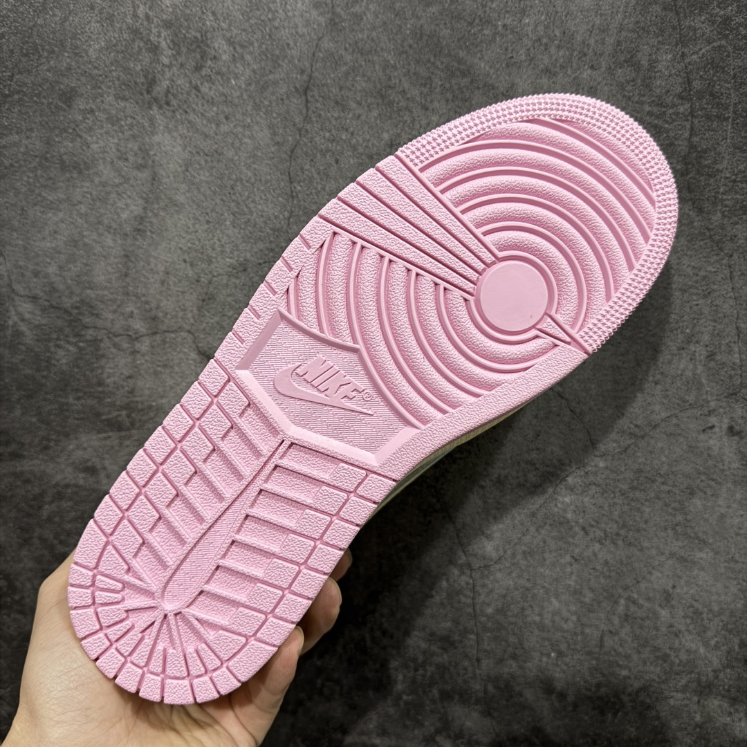 图片[9]-【FK纯原】Travis Scott x Air Jordan AJ1 Low OG SP TS联名白浅粉倒钩低帮 DZ4137-206DM7866-200 正确版本 正确细节做工 爱心织唛标 情人节鞋垫 知名大厂出品 纯原第一梯队版本 产品品控稳定性领先行业 各方面均可对飙市面通货版 SZ原厂全套原楦原纸板冲刀磨具开发 原厂皮料加持 原厂港宝加持定型后跟R度完美 同源原厂电绣 鬼脸飞翼针数密度立体效果一致 百分百一致原鞋 原厂拉帮工艺 针距密度一致 后跟弧度收口自然不对折 极致一眼正品既视感 进口玻璃冲刀皮料裁剪零毛边 全鞋电脑针车工艺 品控清洁度最高QC检验标准 免检产品 原厂订购鞋盒、鞋标、防尘纸、鞋撑、鞋带 追求极致的原厂味道 尺码：36-48.5-选品中心