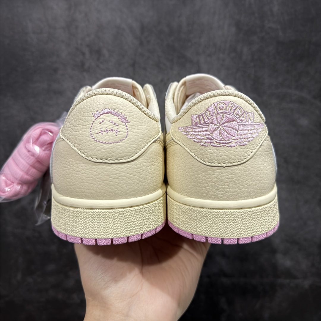 图片[4]-【FK纯原】Travis Scott x Air Jordan AJ1 Low OG SP TS联名白浅粉倒钩低帮 DZ4137-206DM7866-200 正确版本 正确细节做工 爱心织唛标 情人节鞋垫 知名大厂出品 纯原第一梯队版本 产品品控稳定性领先行业 各方面均可对飙市面通货版 SZ原厂全套原楦原纸板冲刀磨具开发 原厂皮料加持 原厂港宝加持定型后跟R度完美 同源原厂电绣 鬼脸飞翼针数密度立体效果一致 百分百一致原鞋 原厂拉帮工艺 针距密度一致 后跟弧度收口自然不对折 极致一眼正品既视感 进口玻璃冲刀皮料裁剪零毛边 全鞋电脑针车工艺 品控清洁度最高QC检验标准 免检产品 原厂订购鞋盒、鞋标、防尘纸、鞋撑、鞋带 追求极致的原厂味道 尺码：36-48.5-选品中心