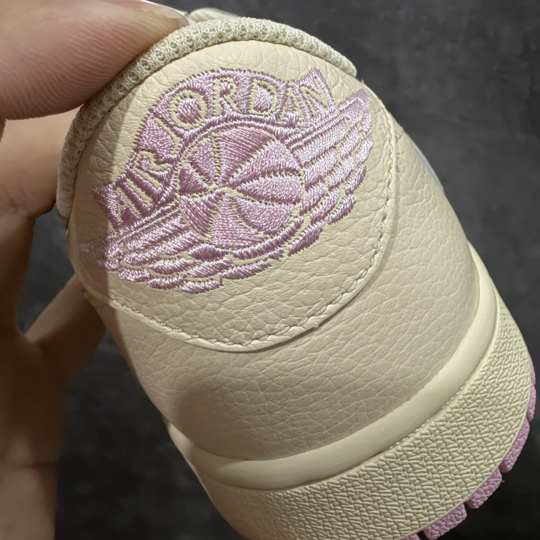 图片[2]-【FK纯原】Travis Scott x Air Jordan AJ1 Low OG SP TS联名白浅粉倒钩低帮 DZ4137-206DM7866-200 正确版本 正确细节做工 爱心织唛标 情人节鞋垫 知名大厂出品 纯原第一梯队版本 产品品控稳定性领先行业 各方面均可对飙市面通货版 SZ原厂全套原楦原纸板冲刀磨具开发 原厂皮料加持 原厂港宝加持定型后跟R度完美 同源原厂电绣 鬼脸飞翼针数密度立体效果一致 百分百一致原鞋 原厂拉帮工艺 针距密度一致 后跟弧度收口自然不对折 极致一眼正品既视感 进口玻璃冲刀皮料裁剪零毛边 全鞋电脑针车工艺 品控清洁度最高QC检验标准 免检产品 原厂订购鞋盒、鞋标、防尘纸、鞋撑、鞋带 追求极致的原厂味道 尺码：36-48.5-选品中心