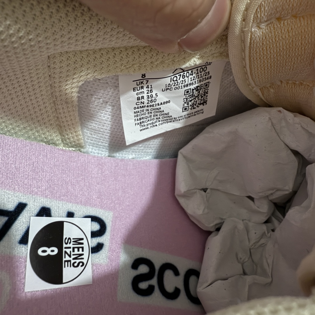 图片[8]-【FK纯原】Travis Scott x Air Jordan AJ1 Low OG SP TS联名白浅粉倒钩低帮 DZ4137-206DM7866-200 正确版本 正确细节做工 爱心织唛标 情人节鞋垫 知名大厂出品 纯原第一梯队版本 产品品控稳定性领先行业 各方面均可对飙市面通货版 SZ原厂全套原楦原纸板冲刀磨具开发 原厂皮料加持 原厂港宝加持定型后跟R度完美 同源原厂电绣 鬼脸飞翼针数密度立体效果一致 百分百一致原鞋 原厂拉帮工艺 针距密度一致 后跟弧度收口自然不对折 极致一眼正品既视感 进口玻璃冲刀皮料裁剪零毛边 全鞋电脑针车工艺 品控清洁度最高QC检验标准 免检产品 原厂订购鞋盒、鞋标、防尘纸、鞋撑、鞋带 追求极致的原厂味道 尺码：36-48.5-选品中心