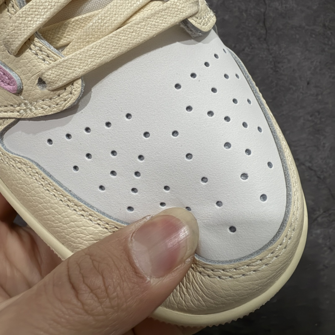 图片[5]-【FK纯原】Travis Scott x Air Jordan AJ1 Low OG SP TS联名白浅粉倒钩低帮 DZ4137-206DM7866-200 正确版本 正确细节做工 爱心织唛标 情人节鞋垫 知名大厂出品 纯原第一梯队版本 产品品控稳定性领先行业 各方面均可对飙市面通货版 SZ原厂全套原楦原纸板冲刀磨具开发 原厂皮料加持 原厂港宝加持定型后跟R度完美 同源原厂电绣 鬼脸飞翼针数密度立体效果一致 百分百一致原鞋 原厂拉帮工艺 针距密度一致 后跟弧度收口自然不对折 极致一眼正品既视感 进口玻璃冲刀皮料裁剪零毛边 全鞋电脑针车工艺 品控清洁度最高QC检验标准 免检产品 原厂订购鞋盒、鞋标、防尘纸、鞋撑、鞋带 追求极致的原厂味道 尺码：36-48.5-选品中心