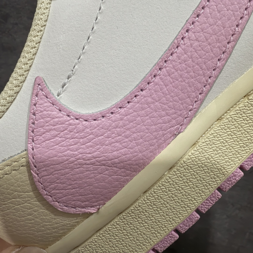 图片[3]-【FK纯原】Travis Scott x Air Jordan AJ1 Low OG SP TS联名白浅粉倒钩低帮 DZ4137-206DM7866-200 正确版本 正确细节做工 爱心织唛标 情人节鞋垫 知名大厂出品 纯原第一梯队版本 产品品控稳定性领先行业 各方面均可对飙市面通货版 SZ原厂全套原楦原纸板冲刀磨具开发 原厂皮料加持 原厂港宝加持定型后跟R度完美 同源原厂电绣 鬼脸飞翼针数密度立体效果一致 百分百一致原鞋 原厂拉帮工艺 针距密度一致 后跟弧度收口自然不对折 极致一眼正品既视感 进口玻璃冲刀皮料裁剪零毛边 全鞋电脑针车工艺 品控清洁度最高QC检验标准 免检产品 原厂订购鞋盒、鞋标、防尘纸、鞋撑、鞋带 追求极致的原厂味道 尺码：36-48.5-选品中心