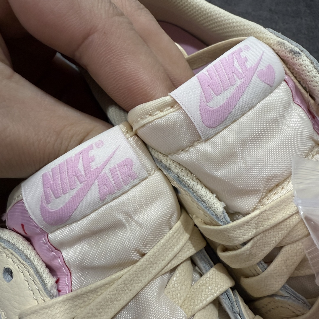 图片[6]-【FK纯原】Travis Scott x Air Jordan AJ1 Low OG SP TS联名白浅粉倒钩低帮 DZ4137-206DM7866-200 正确版本 正确细节做工 爱心织唛标 情人节鞋垫 知名大厂出品 纯原第一梯队版本 产品品控稳定性领先行业 各方面均可对飙市面通货版 SZ原厂全套原楦原纸板冲刀磨具开发 原厂皮料加持 原厂港宝加持定型后跟R度完美 同源原厂电绣 鬼脸飞翼针数密度立体效果一致 百分百一致原鞋 原厂拉帮工艺 针距密度一致 后跟弧度收口自然不对折 极致一眼正品既视感 进口玻璃冲刀皮料裁剪零毛边 全鞋电脑针车工艺 品控清洁度最高QC检验标准 免检产品 原厂订购鞋盒、鞋标、防尘纸、鞋撑、鞋带 追求极致的原厂味道 尺码：36-48.5-选品中心