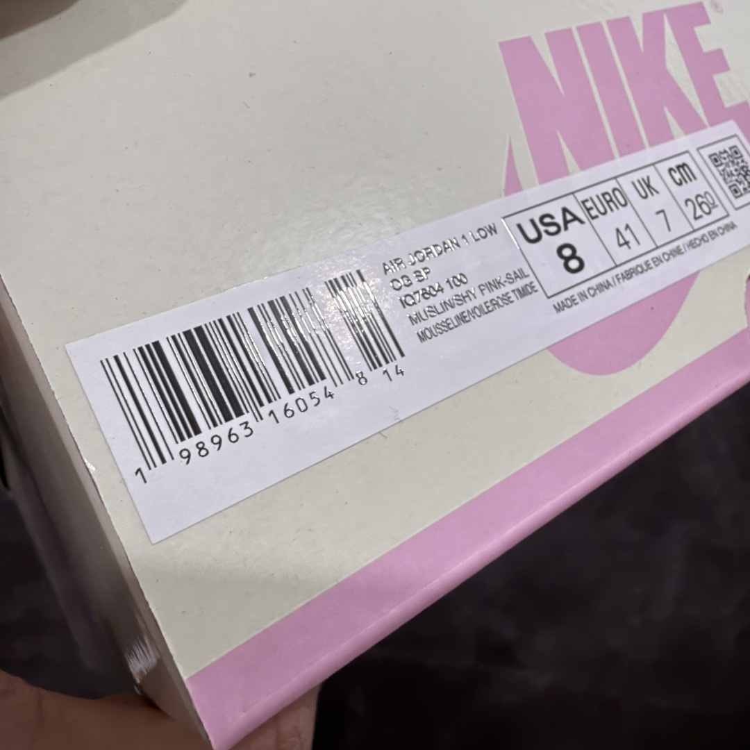 图片[10]-【FK纯原】Travis Scott x Air Jordan AJ1 Low OG SP TS联名白浅粉倒钩低帮 DZ4137-206DM7866-200 正确版本 正确细节做工 爱心织唛标 情人节鞋垫 知名大厂出品 纯原第一梯队版本 产品品控稳定性领先行业 各方面均可对飙市面通货版 SZ原厂全套原楦原纸板冲刀磨具开发 原厂皮料加持 原厂港宝加持定型后跟R度完美 同源原厂电绣 鬼脸飞翼针数密度立体效果一致 百分百一致原鞋 原厂拉帮工艺 针距密度一致 后跟弧度收口自然不对折 极致一眼正品既视感 进口玻璃冲刀皮料裁剪零毛边 全鞋电脑针车工艺 品控清洁度最高QC检验标准 免检产品 原厂订购鞋盒、鞋标、防尘纸、鞋撑、鞋带 追求极致的原厂味道 尺码：36-48.5-选品中心