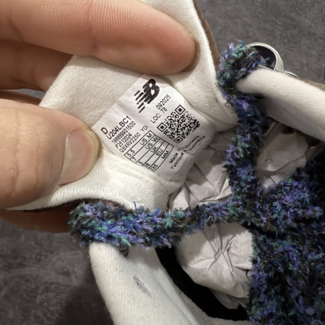 图片[7]-【纯原M版】BASKETCASE x New Balance U204LBC1 NB204L新百伦新款舒适百搭耐磨轻便低帮生活休闲鞋 男女同款 联名棕色 原档数据独立私模大底 唯一正确三层组合大底 特高弹切片加持 百分百还原原鞋脚感 NB市场最强产物 防伪原标全套原楦原纸板原厂数据开发 全鞋电脑针车加持 原厂网布 原装进口头层翻毛皮料正确绒感卡色 正确中底拉帮中底网布细节 匠心打造 耗时两个月开发完成 工艺极其复杂难度可想而知 高端零售专供产物 尺码：36 37 37.5 38 38.5 39.5 40 40.5 41.5 42 42.5 43 44 44.5 45 45.5 46.5 47-选品中心