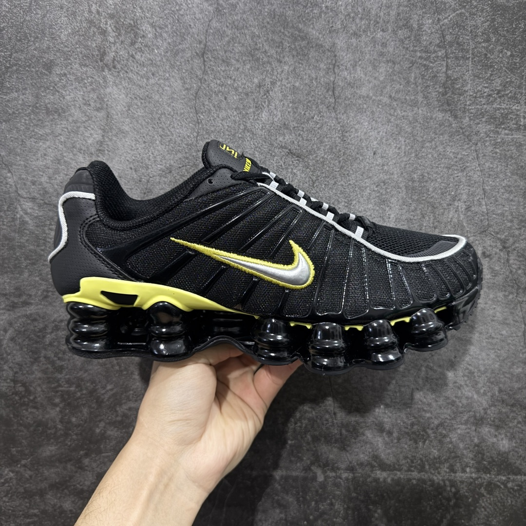 【Max纯原版】原版开发 Nike Shox TL系列 “Racer Yellow”黑黄色 NK Shox TL系列 黑蓝色 复古舒适百搭防滑耐磨低邦柱形气垫休闲跑步鞋 鞋面采用了轻质化的材料打造，搭载鞋带系带系统以及鞋舌部分的特殊控制模块，科技感十足；采用透气纺织品和网眼鞋面与标志性的Nike Shox技术，同时提供更轻盈的感觉和大胆的外观；鞋身大面积采用织物与皮革材质拼接设计，搭配Dri-FITz透气网面，透气性拉满不闷脚。中底前掌搭载Air Max科技，后掌配置Shoxy缓震气柱，前掌气垫提供灵敏回弹，中底的气柱设计也很加分，外观上科技感十足；设计彰显个性，复古造型适配多种穿搭风格。 货号：CN0151-002 尺码：39 40 40.5 41 42 42.5 43 44 44.5 45 45.5 46 46.5 47.5-选品中心