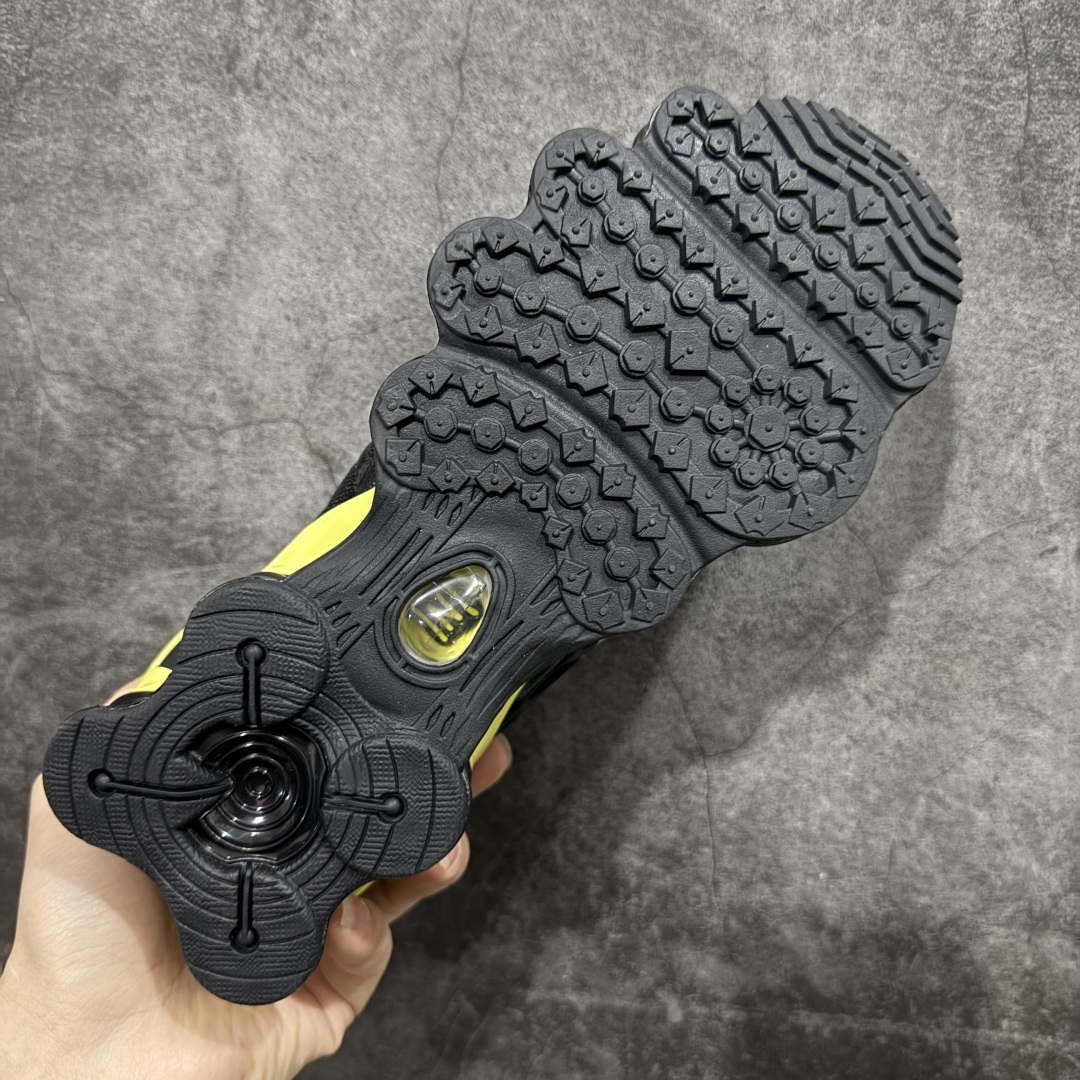 图片[9]-【Max纯原版】原版开发 Nike Shox TL系列 “Racer Yellow”黑黄色 NK Shox TL系列 黑蓝色 复古舒适百搭防滑耐磨低邦柱形气垫休闲跑步鞋 鞋面采用了轻质化的材料打造，搭载鞋带系带系统以及鞋舌部分的特殊控制模块，科技感十足；采用透气纺织品和网眼鞋面与标志性的Nike Shox技术，同时提供更轻盈的感觉和大胆的外观；鞋身大面积采用织物与皮革材质拼接设计，搭配Dri-FITz透气网面，透气性拉满不闷脚。中底前掌搭载Air Max科技，后掌配置Shoxy缓震气柱，前掌气垫提供灵敏回弹，中底的气柱设计也很加分，外观上科技感十足；设计彰显个性，复古造型适配多种穿搭风格。 货号：CN0151-002 尺码：39 40 40.5 41 42 42.5 43 44 44.5 45 45.5 46 46.5 47.5-选品中心