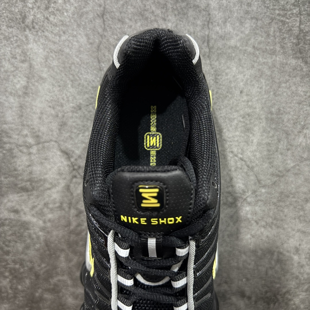 图片[8]-【Max纯原版】原版开发 Nike Shox TL系列 “Racer Yellow”黑黄色 NK Shox TL系列 黑蓝色 复古舒适百搭防滑耐磨低邦柱形气垫休闲跑步鞋 鞋面采用了轻质化的材料打造，搭载鞋带系带系统以及鞋舌部分的特殊控制模块，科技感十足；采用透气纺织品和网眼鞋面与标志性的Nike Shox技术，同时提供更轻盈的感觉和大胆的外观；鞋身大面积采用织物与皮革材质拼接设计，搭配Dri-FITz透气网面，透气性拉满不闷脚。中底前掌搭载Air Max科技，后掌配置Shoxy缓震气柱，前掌气垫提供灵敏回弹，中底的气柱设计也很加分，外观上科技感十足；设计彰显个性，复古造型适配多种穿搭风格。 货号：CN0151-002 尺码：39 40 40.5 41 42 42.5 43 44 44.5 45 45.5 46 46.5 47.5-选品中心