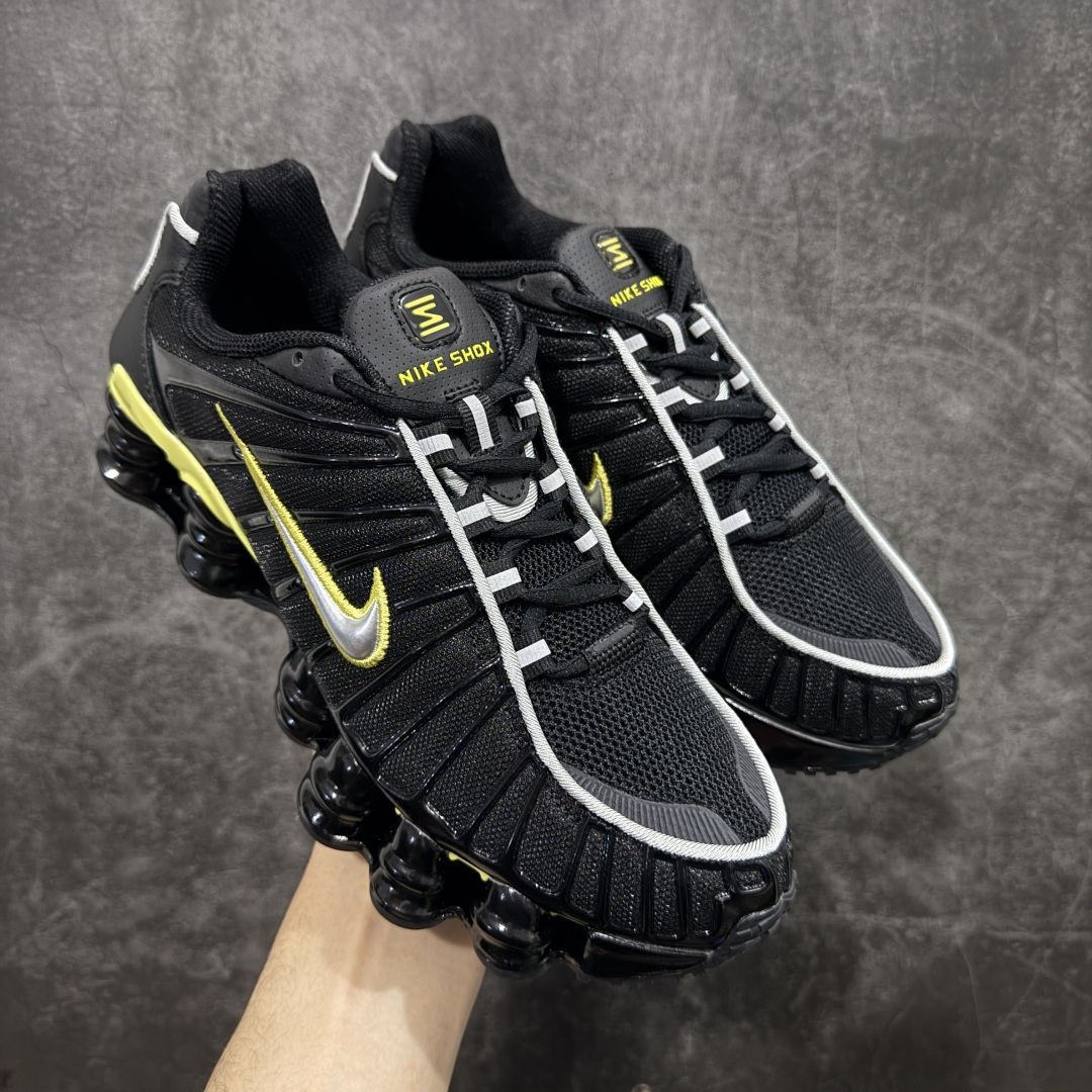 【Max纯原版】原版开发 Nike Shox TL系列 “Racer Yellow”黑黄色 NK Shox TL系列 黑蓝色 复古舒适百搭防滑耐磨低邦柱形气垫休闲跑步鞋 鞋面采用了轻质化的材料打造，搭载鞋带系带系统以及鞋舌部分的特殊控制模块，科技感十足；采用透气纺织品和网眼鞋面与标志性的Nike Shox技术，同时提供更轻盈的感觉和大胆的外观；鞋身大面积采用织物与皮革材质拼接设计，搭配Dri-FITz透气网面，透气性拉满不闷脚。中底前掌搭载Air Max科技，后掌配置Shoxy缓震气柱，前掌气垫提供灵敏回弹，中底的气柱设计也很加分，外观上科技感十足；设计彰显个性，复古造型适配多种穿搭风格。 货号：CN0151-002 尺码：39 40 40.5 41 42 42.5 43 44 44.5 45 45.5 46 46.5 47.5-选品中心